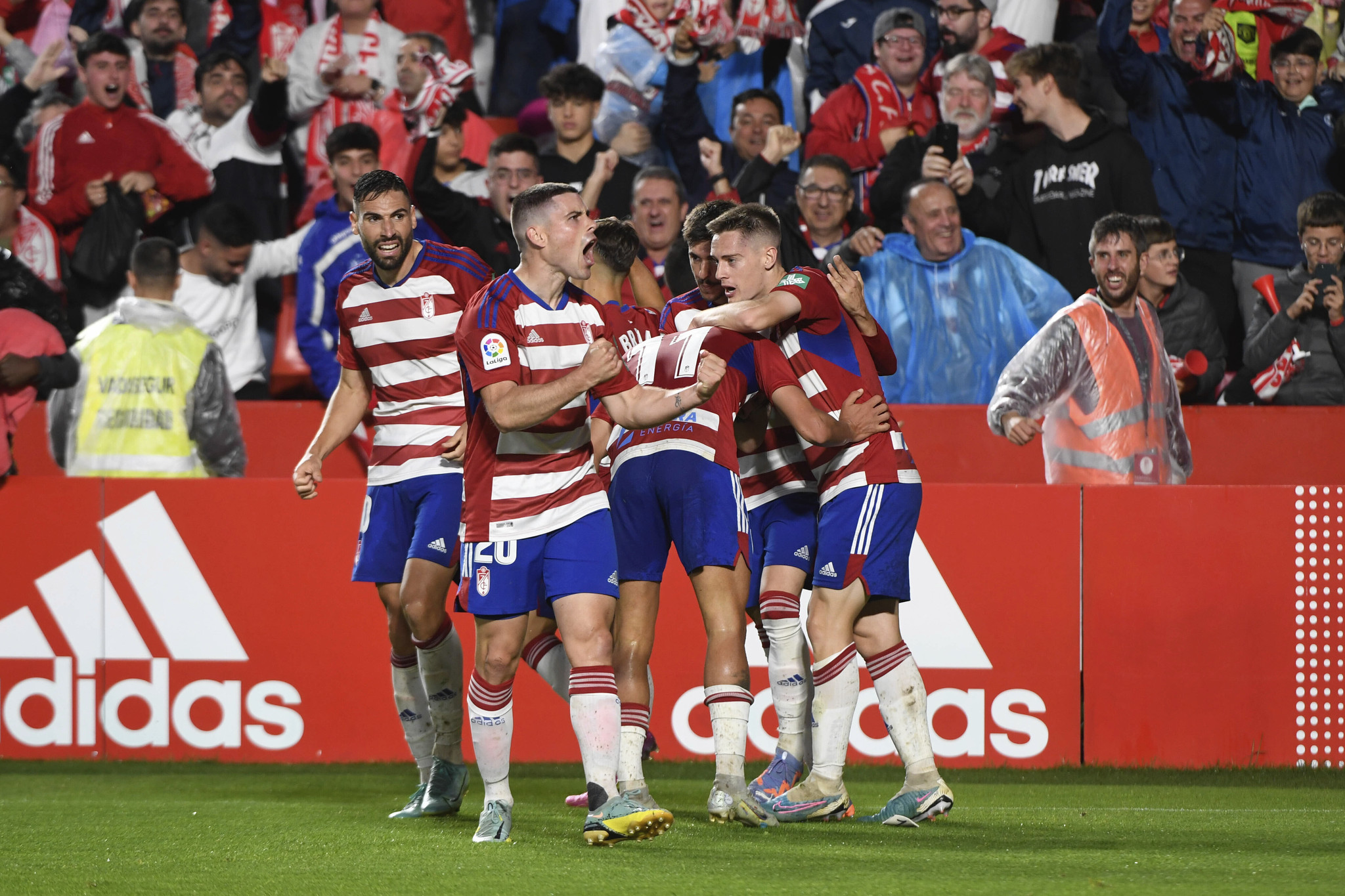 Sergio Ruiz y sus compañeros celebran el primer gol de Uzuni