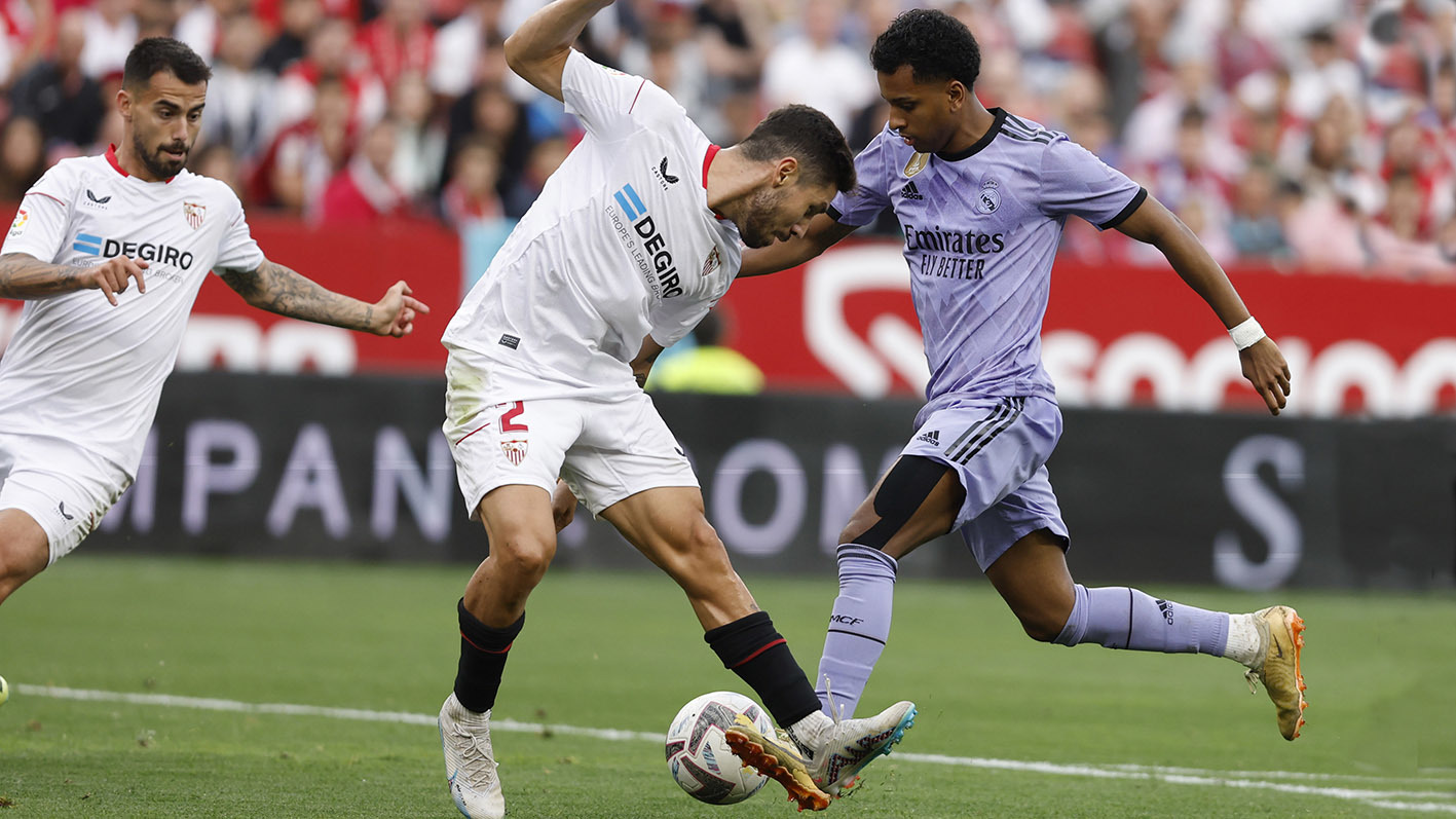 Rodrygo recorta por segunda vez a Montiel en la jugada del segundo gol del Real Madrid en Sevilla.