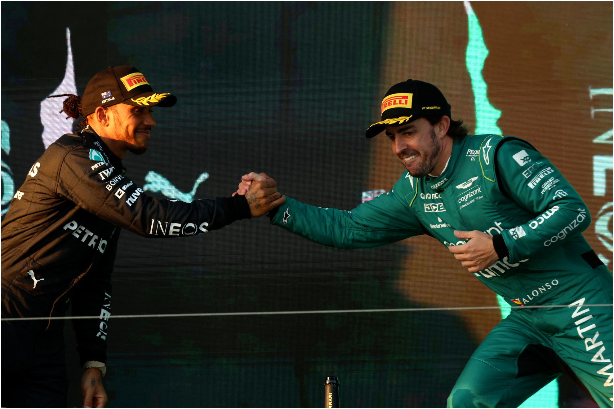 Hamilton da la mano a Alonso en el podio de Australia.