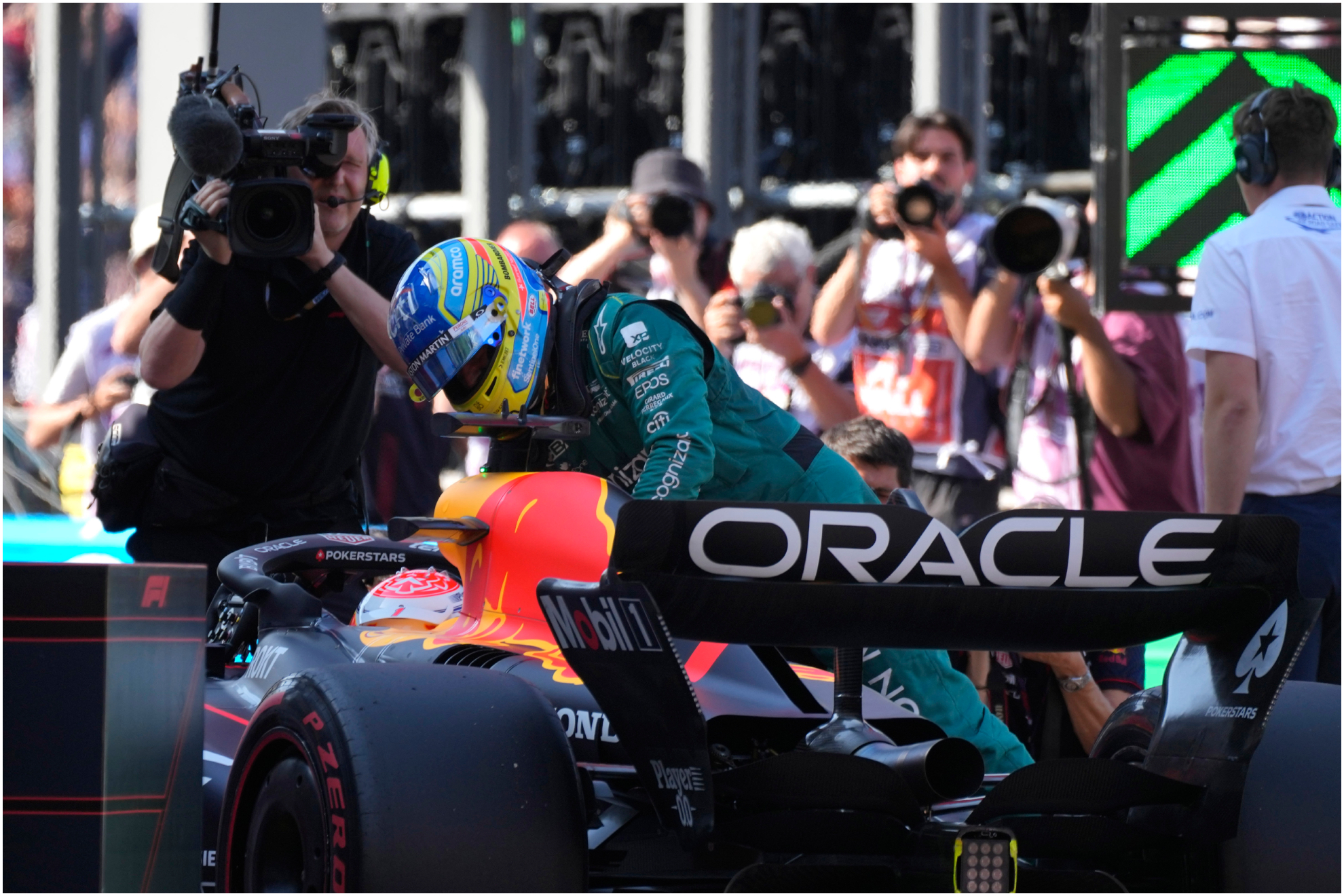 Alonso felicita a Verstappen por la pole de Mónaco.