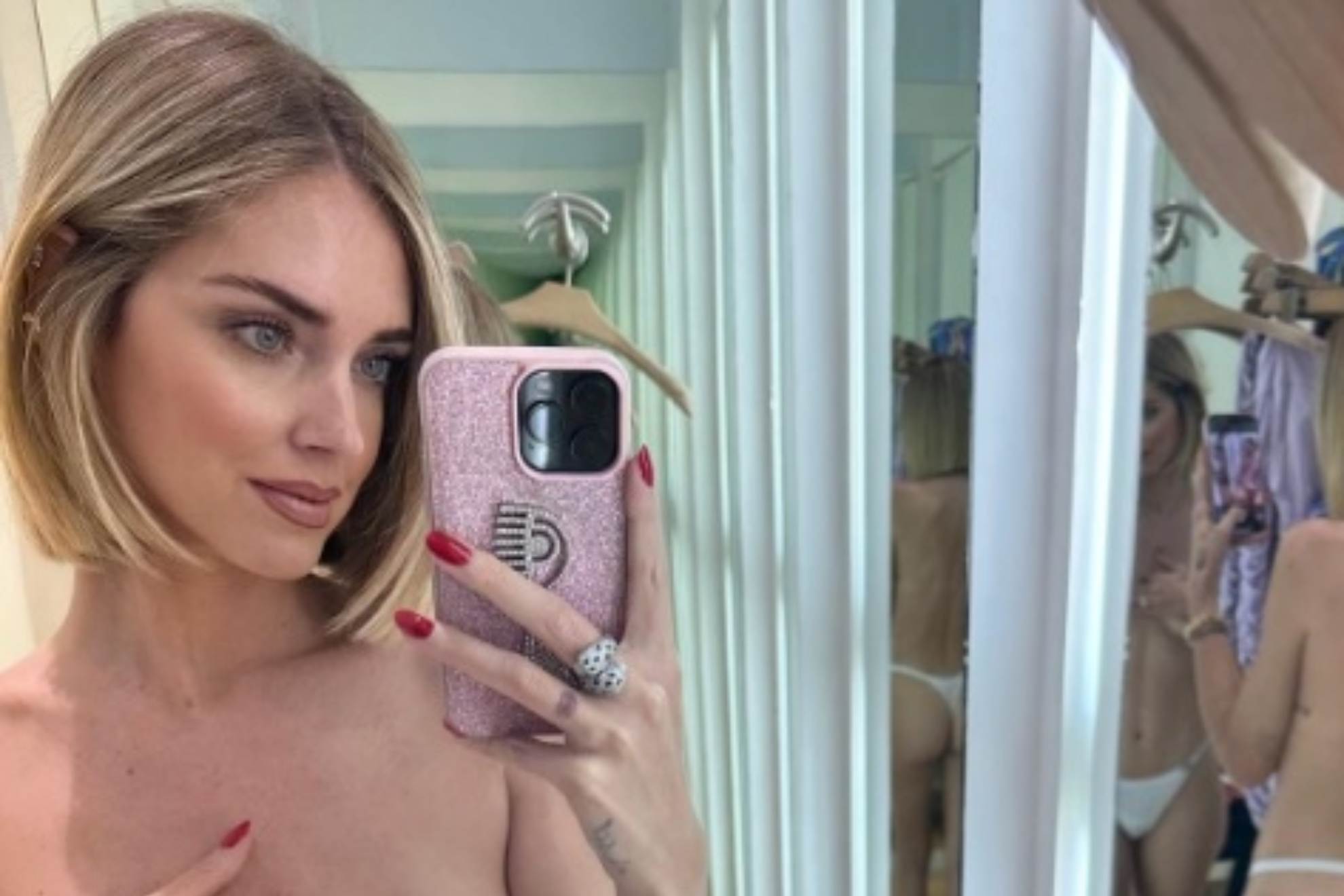 El nuevo desnudo de Chiara Ferragni en Instagram: "Mirror selfies"