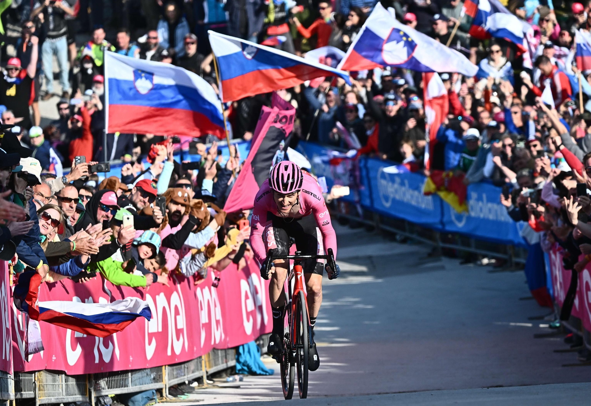 Monti Lussari (Italy), 27/05/2023.- British rider Geraint  lt;HIT gt;Thomas lt;/HIT gt; of Ineos Grenadiers team wearing the overall leader's pink jersey in action during the 20th stage of the 2023 Giro d'Italia cycling race, an individual time trial (ITT) over 18,6 km from Tarvisio to Monte Lussari, Italy, 27 May 2023. (Ciclismo, Italia) EFE/EPA/LUCA ZENNARO