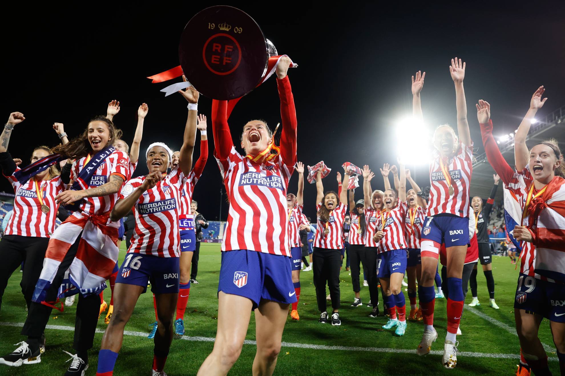Las jugadoras del Atlético de Madrid celebran la conquista de la Copa de la Reina / EFE