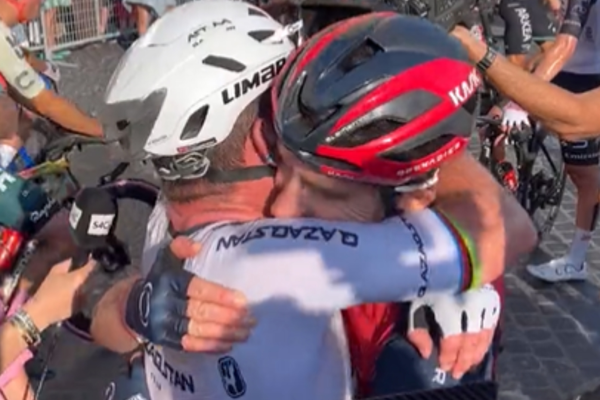 ¡Lo nunca visto! La leyenda Cavendish gana en su último Giro... ¡gracias al apoyo del 'rival' Thomas'!