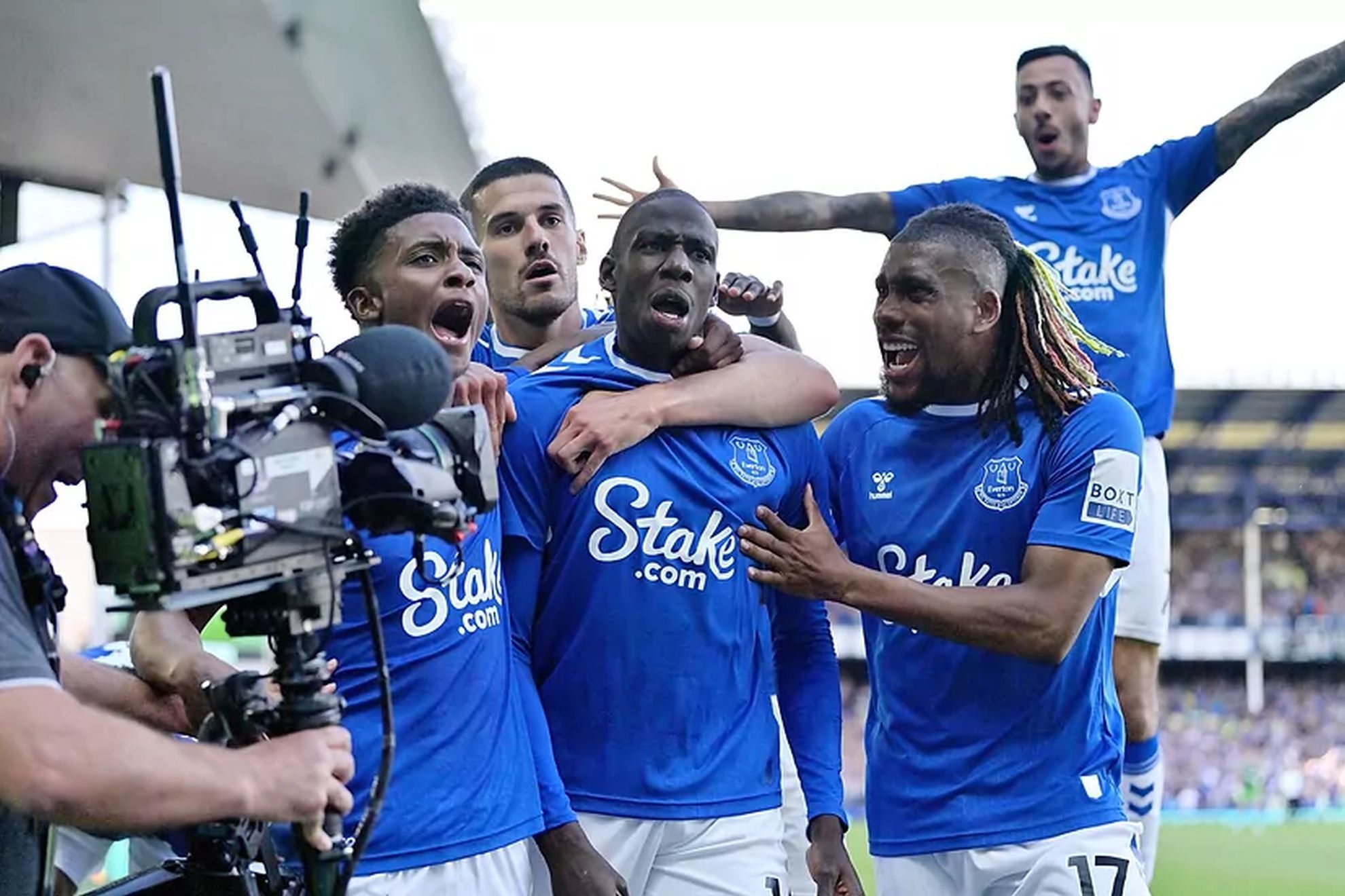 Everton win to stay up, with Leicester and Leeds going down