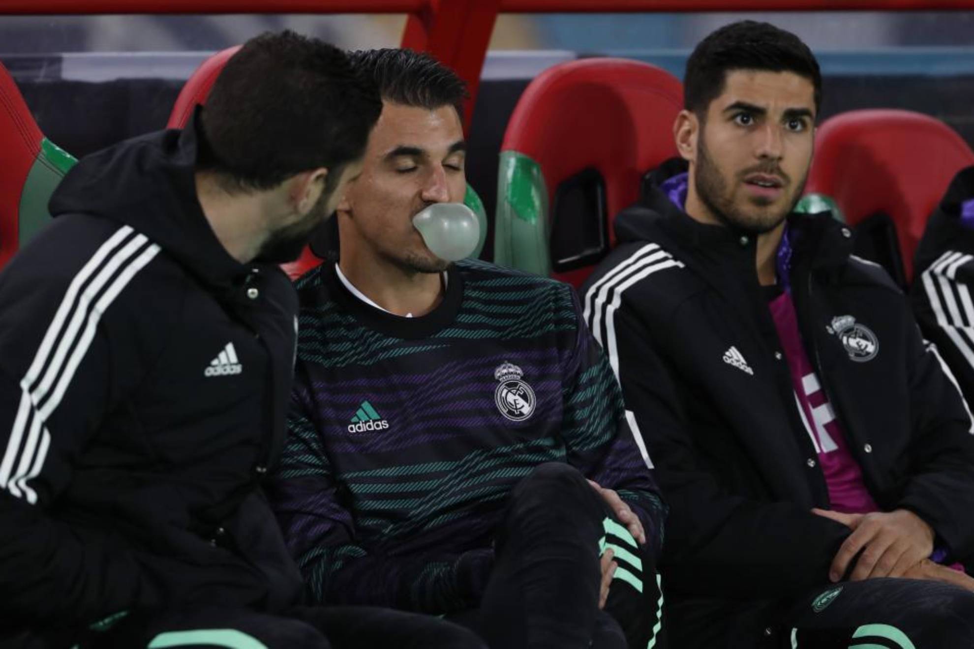 Nacho, Ceballos y Asensio, en el banquillo en un partido del Real Madrid.