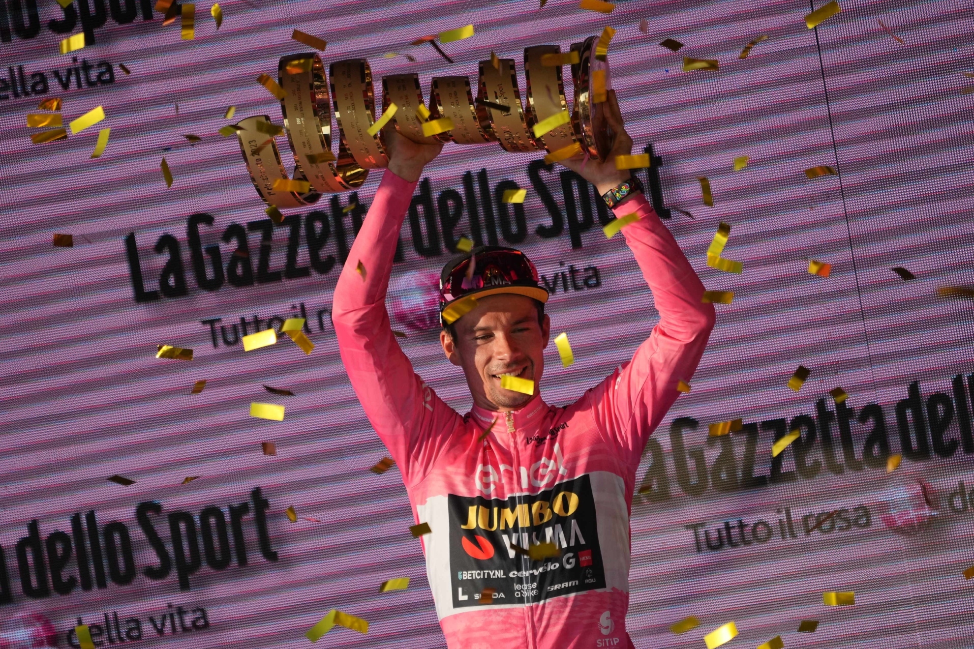 Primoz Roglic levanta el trofeo senza fine tras ganar el Giro de Italia.