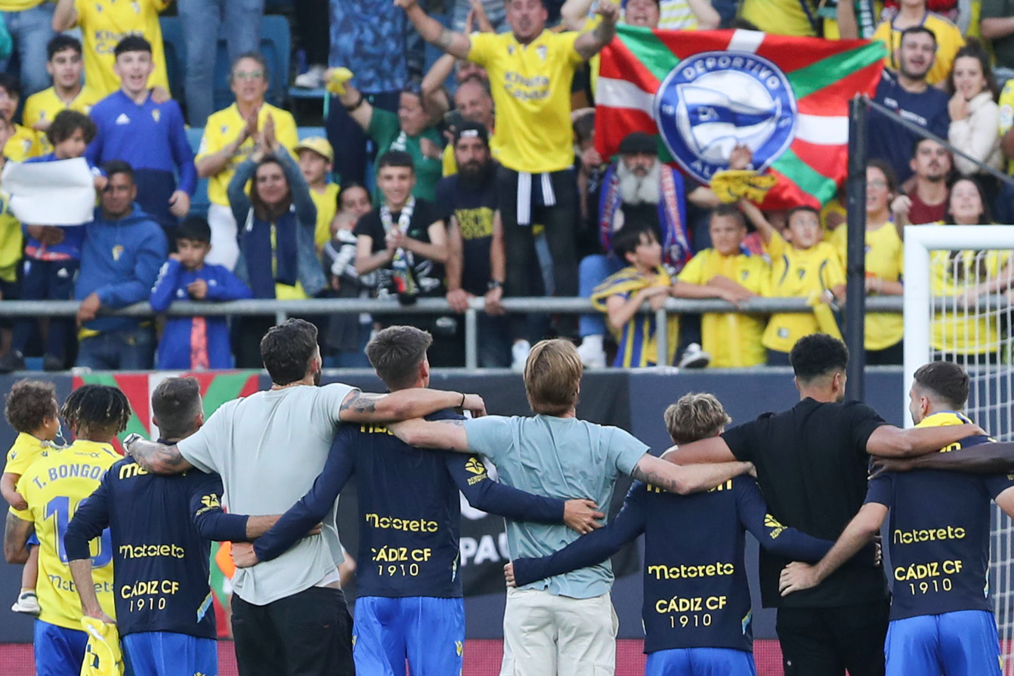Los jugadores del Cádiz celebran la victoria con la afición