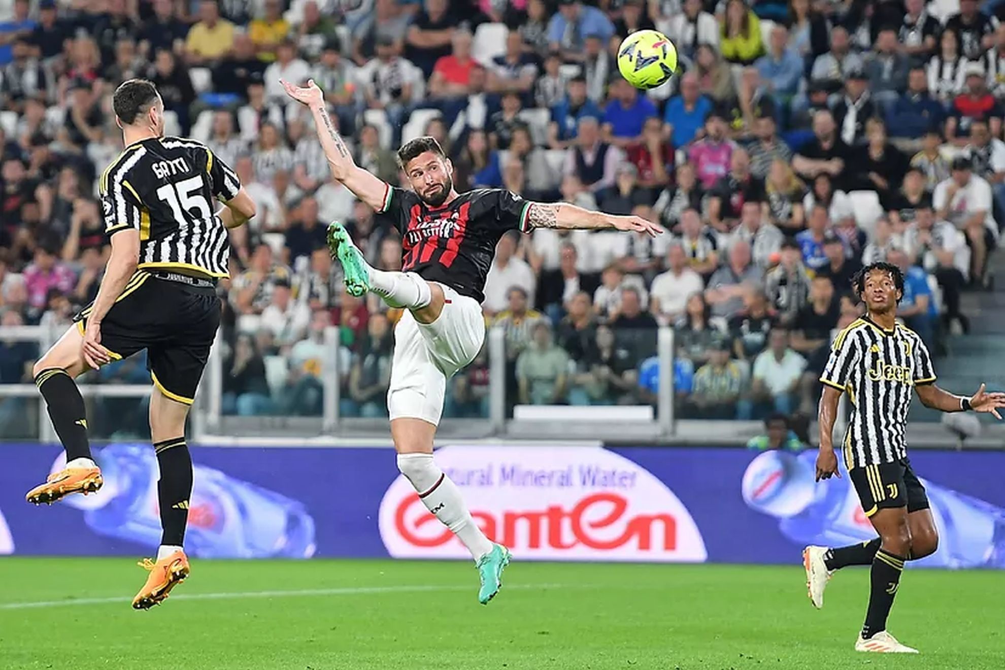 Olivier Giroud scores against Juventus