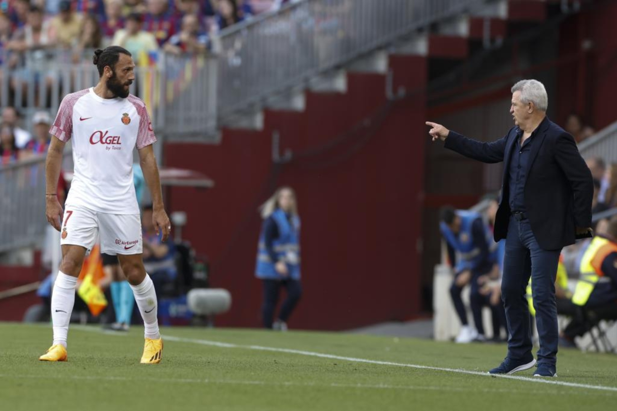 Javier Aguirre da instrucciones a Vedat Muriqi en el partido ante el Barcelona.