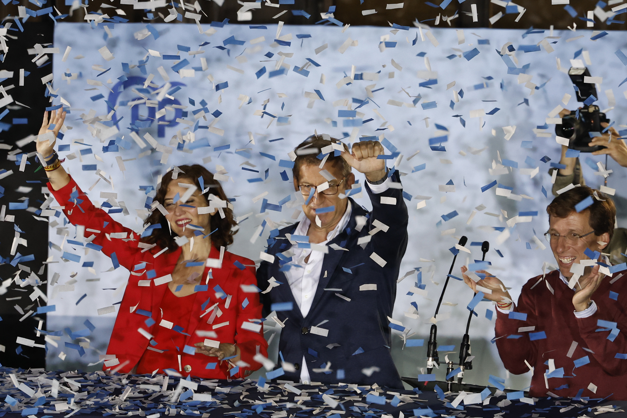 Ayuso, Feijóo y Almeida celebran la victoria del PP en Madrid.