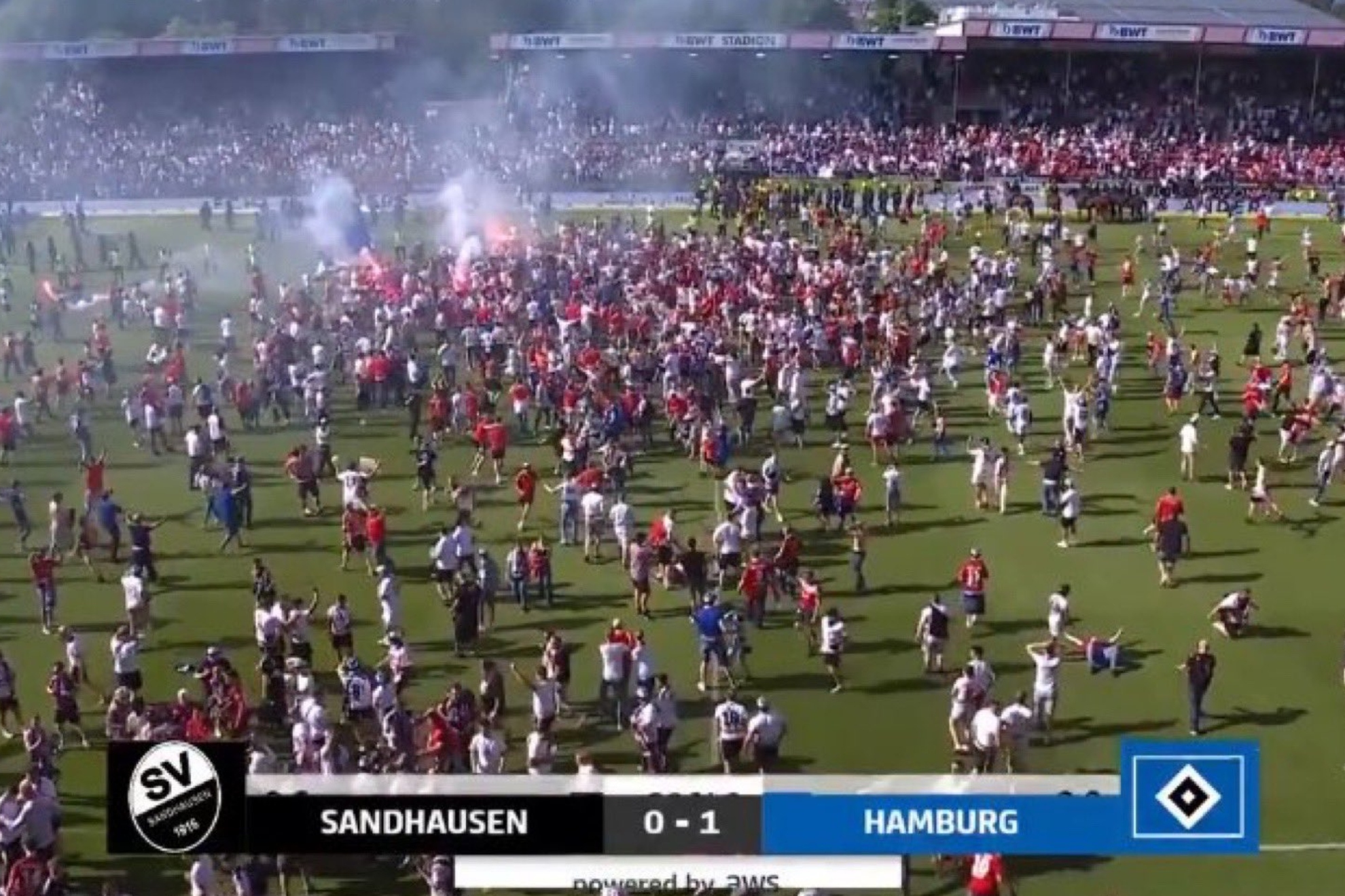 Drama en el césped con la afición del Hamburgo que invade el campo festejando el ascenso... ¡que finalmente no llega!