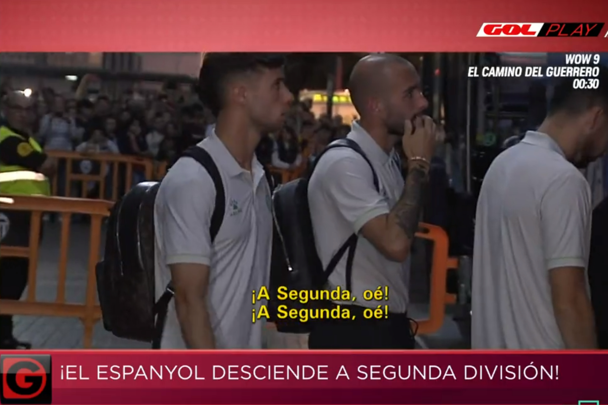 Un grupo de aficionados del Valencia despiden al Espanyol con gritos de "¡a Segunda!"