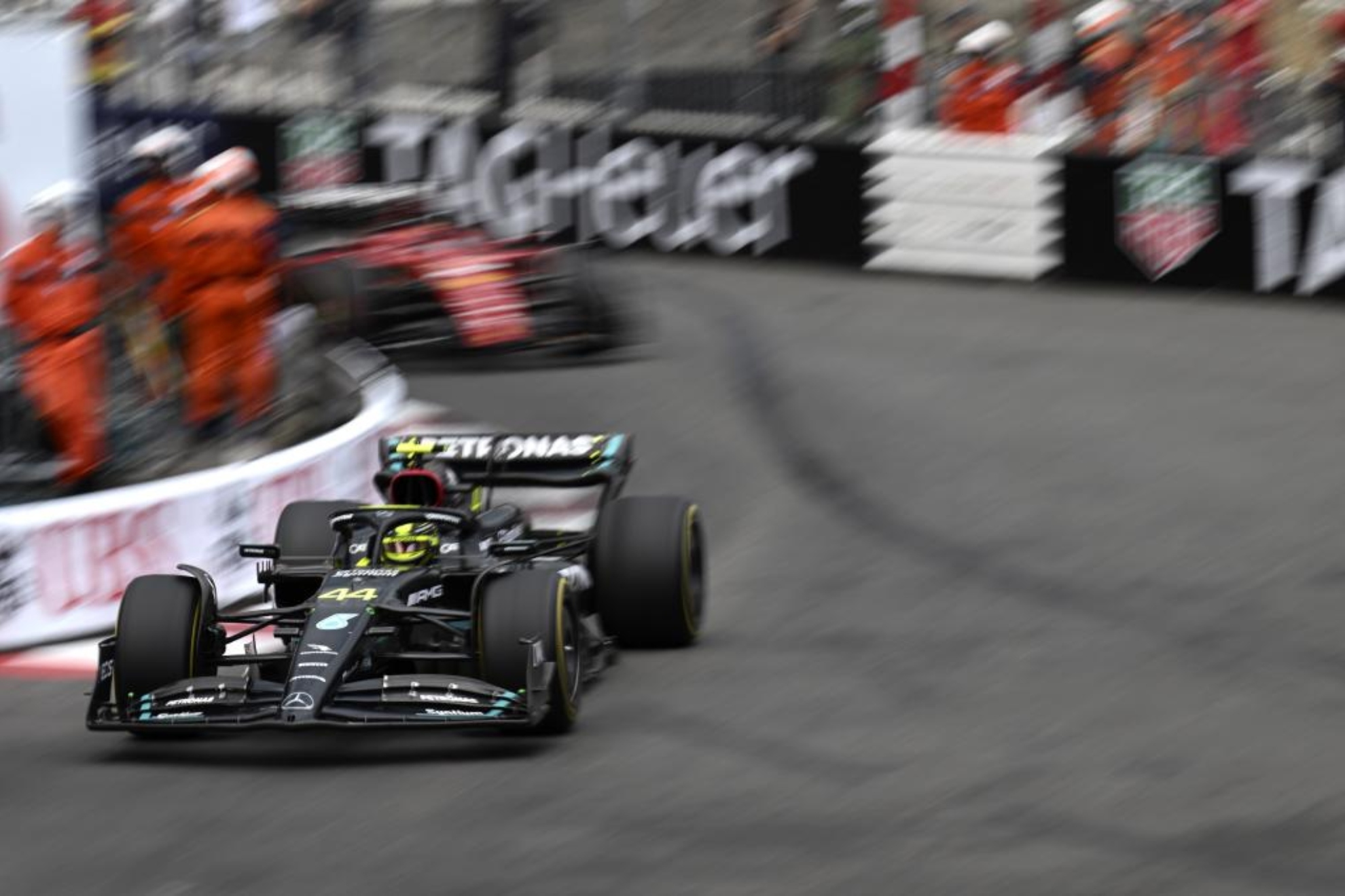 Lewis Hamilton, delante de Sainz y su Ferrari en Mónaco.
