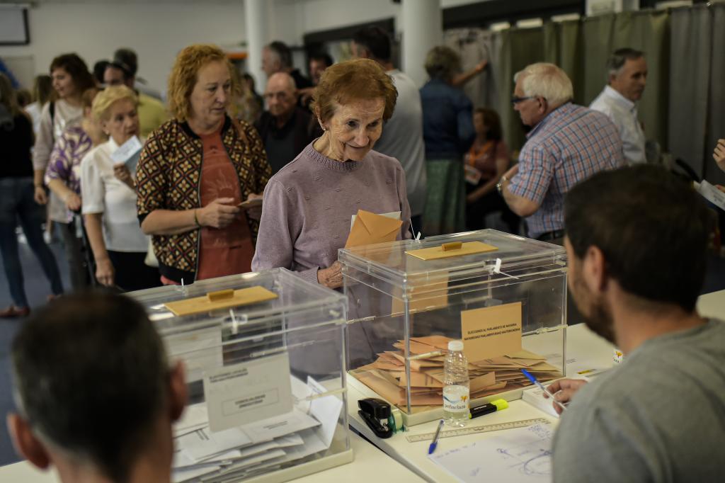 Una mujer vota en las elecciones municipales, en Pamplona.