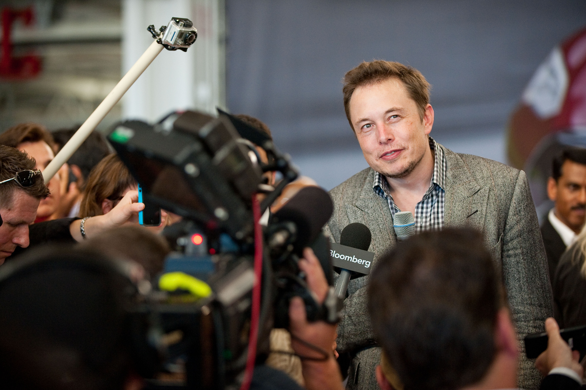 Elon Musk, atendiendo a los medios de comunicación.