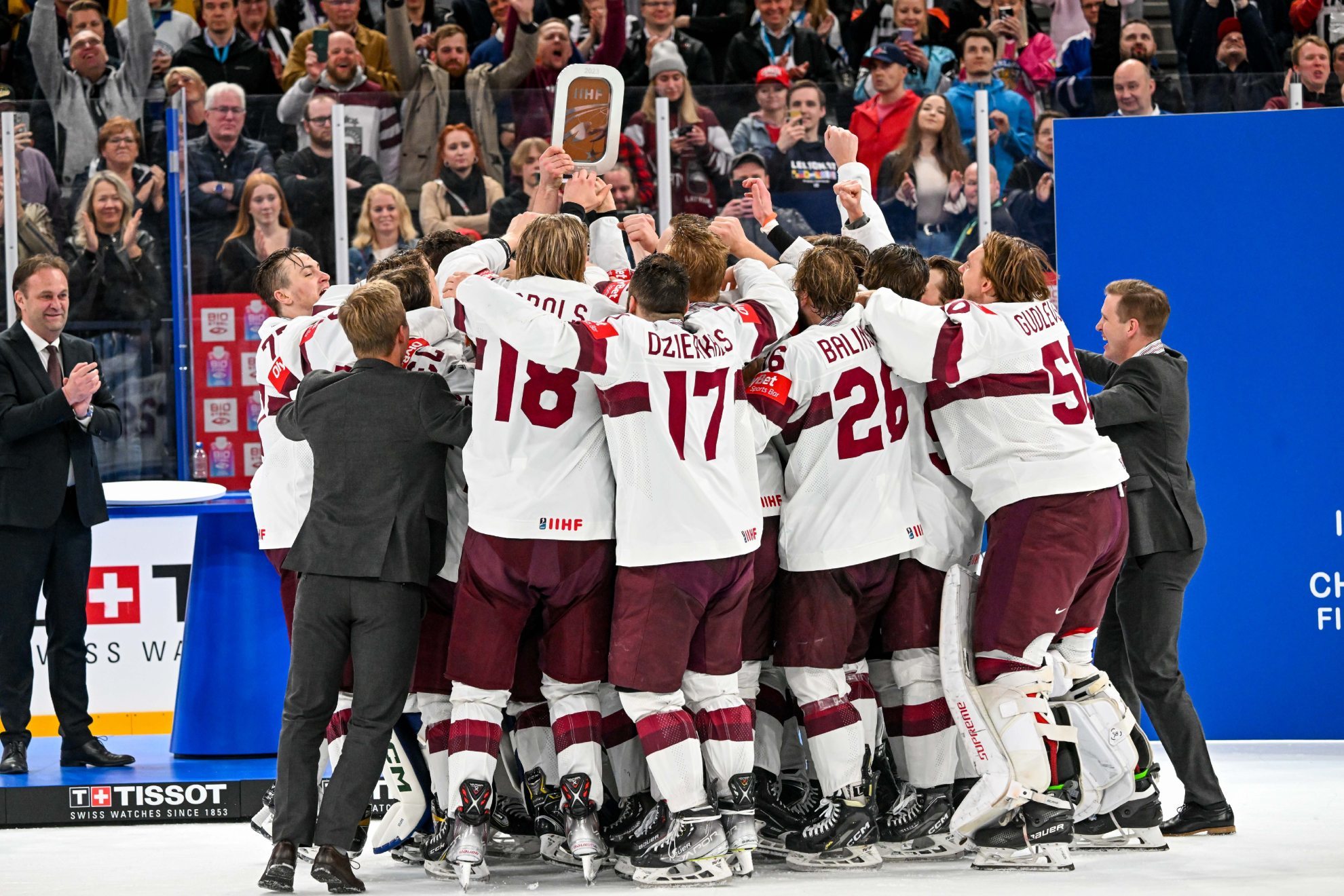 Los jugadores de Letonia se abrazan tras el gol de oro que le dio el triunfo ante Estados Unidos