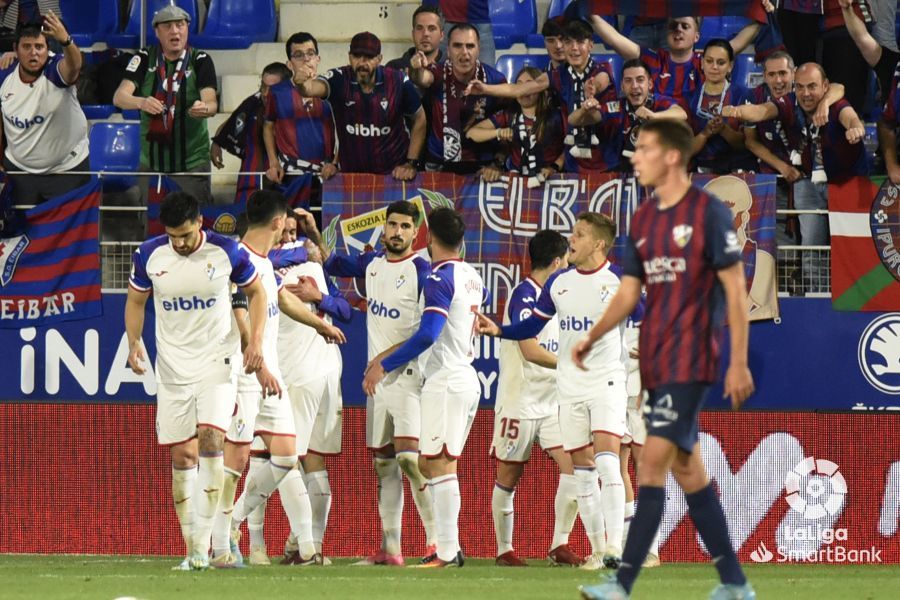 Los jugadores del Eibar celebran el gol de Matheus Pereira en El Alcoraz