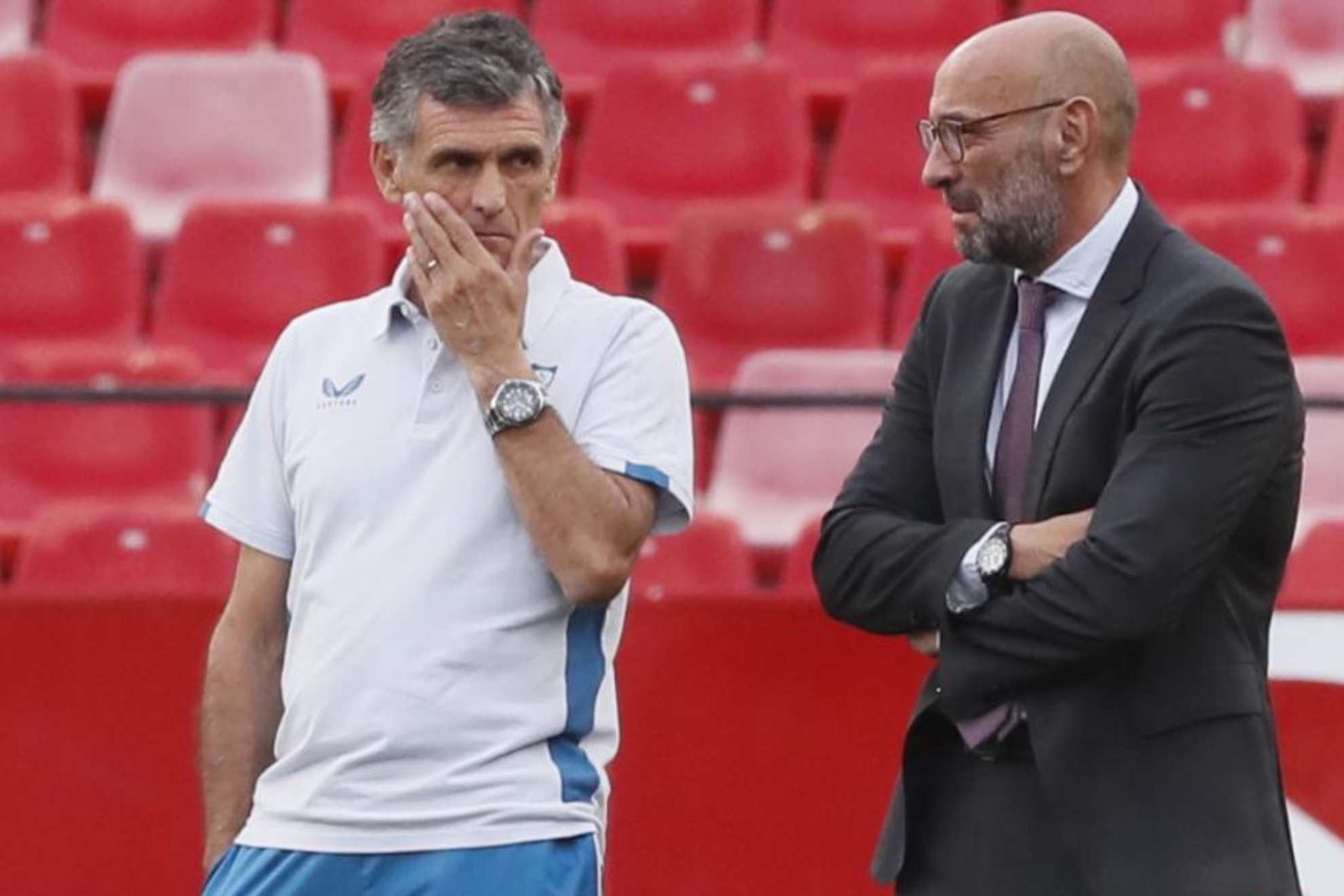 Mendilibar, técnico del Sevilla, charla con Monchi, director deportivo.