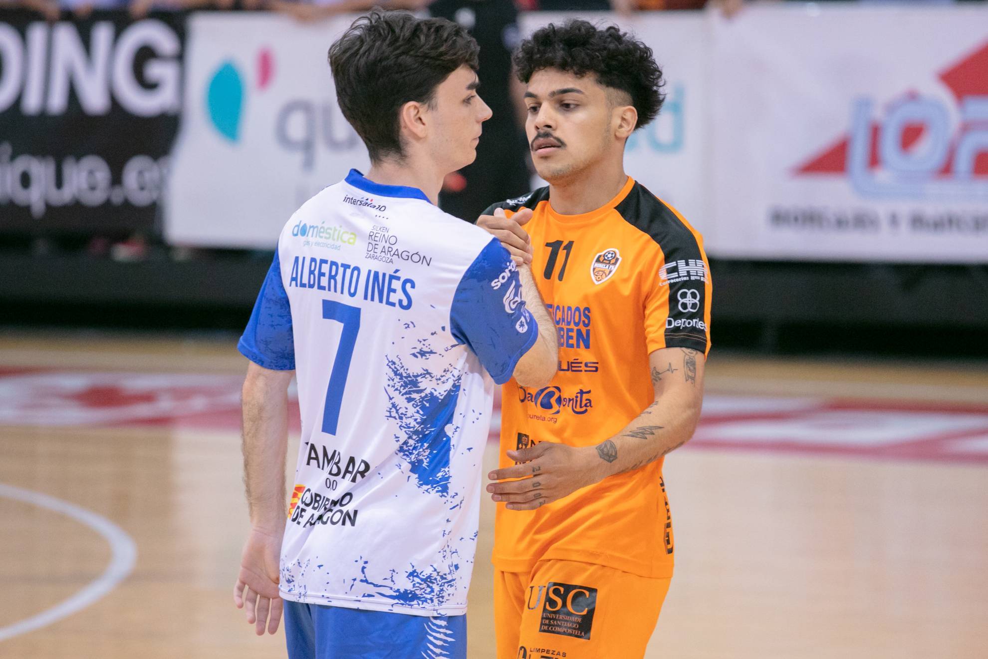Alberto Ins y Rikelme Alves se saludan a la conclusin del partido de Zaragoza.