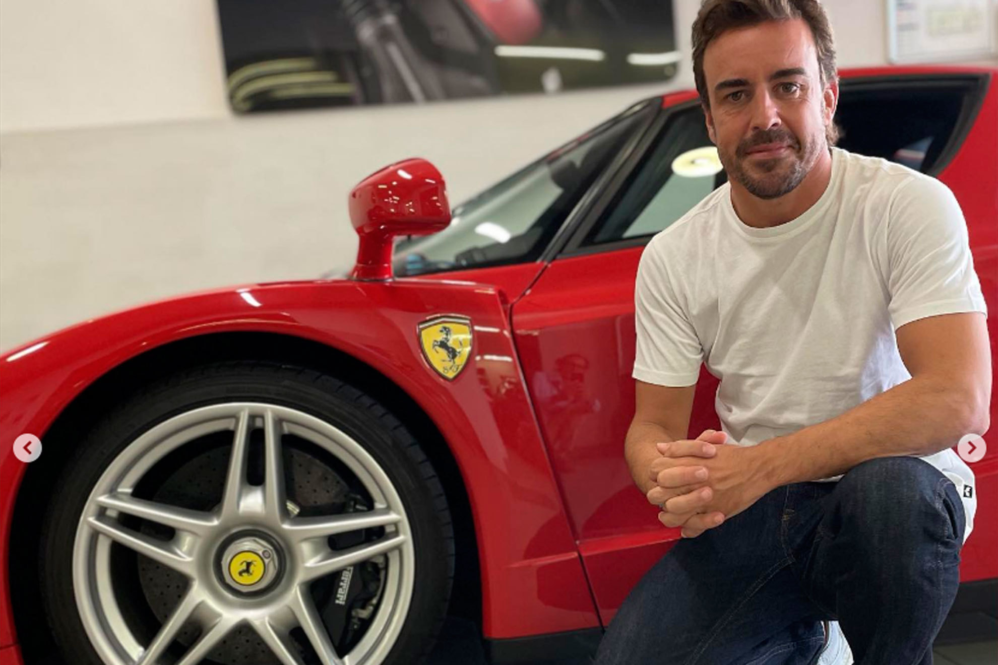 Una imagen actual de Fernando Alonso, posando junto al Enzo del que se va a desprender.