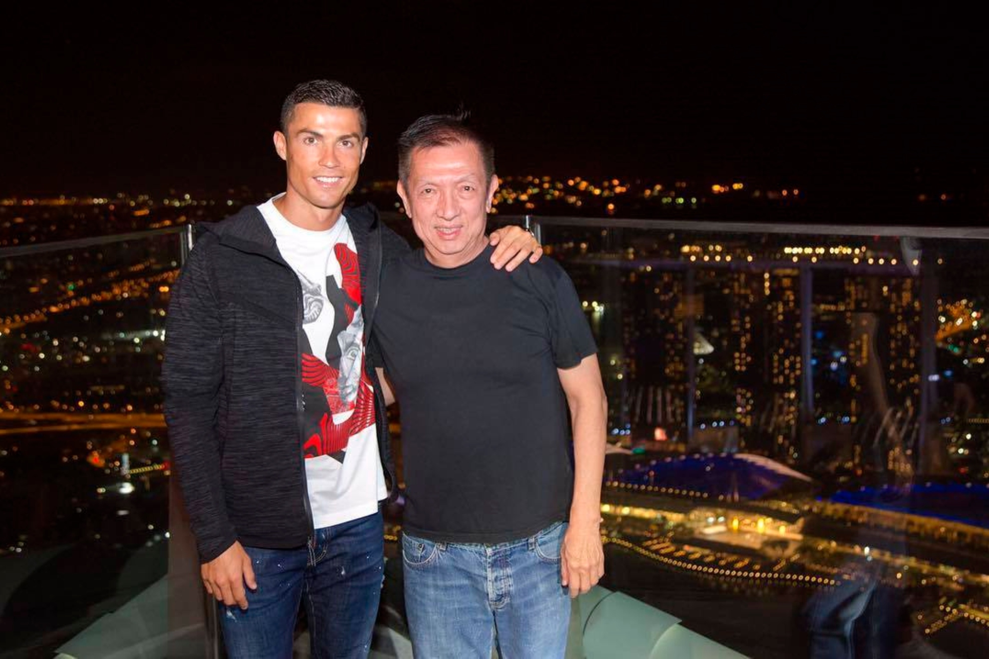 Peter Lim con Cristiano Ronaldo en una de las múltiples visitas del jugador portugués a Singapur.