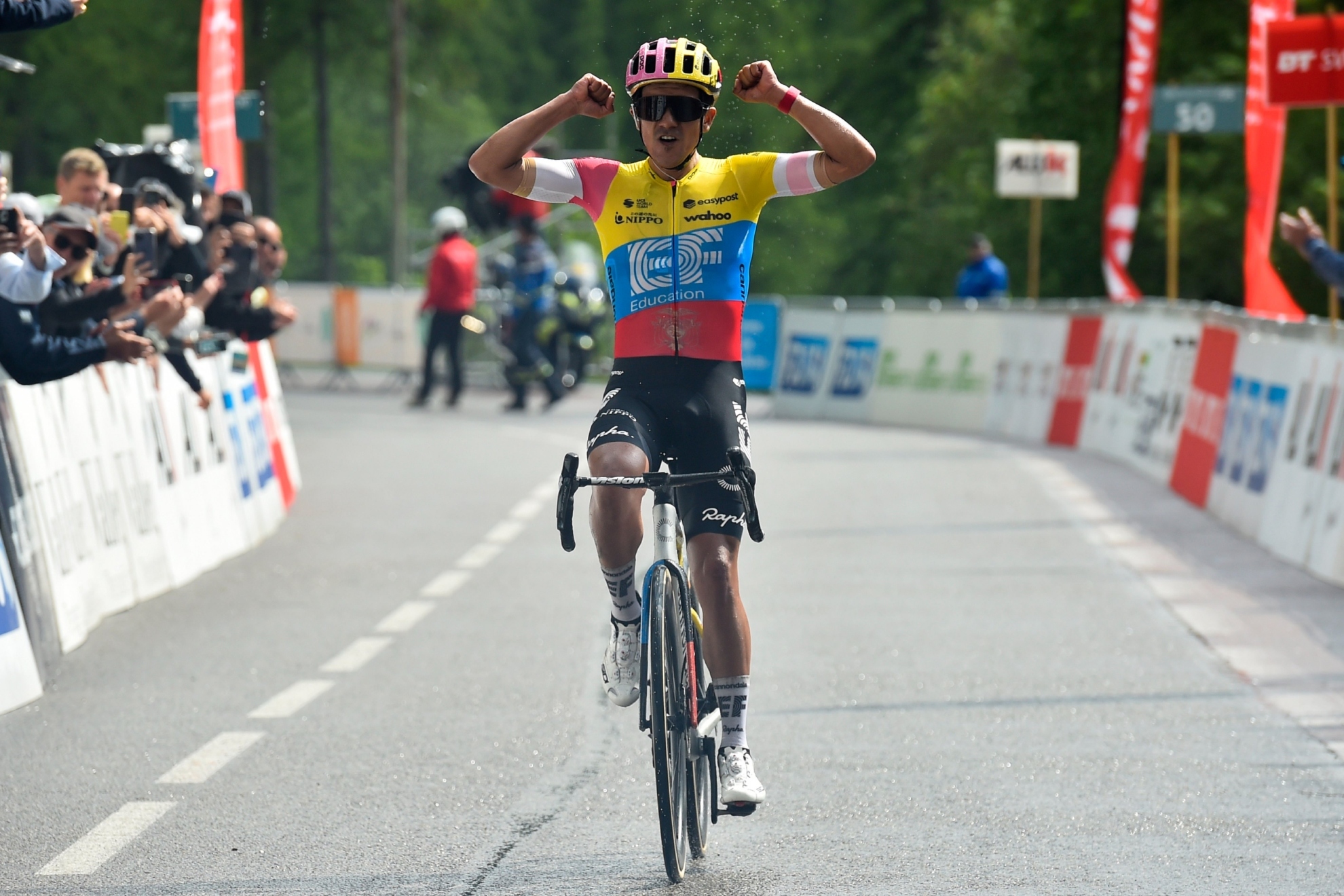 Carapaz afina para el Tour: victoria en el MercanTour Classic Alpes-Maritimes