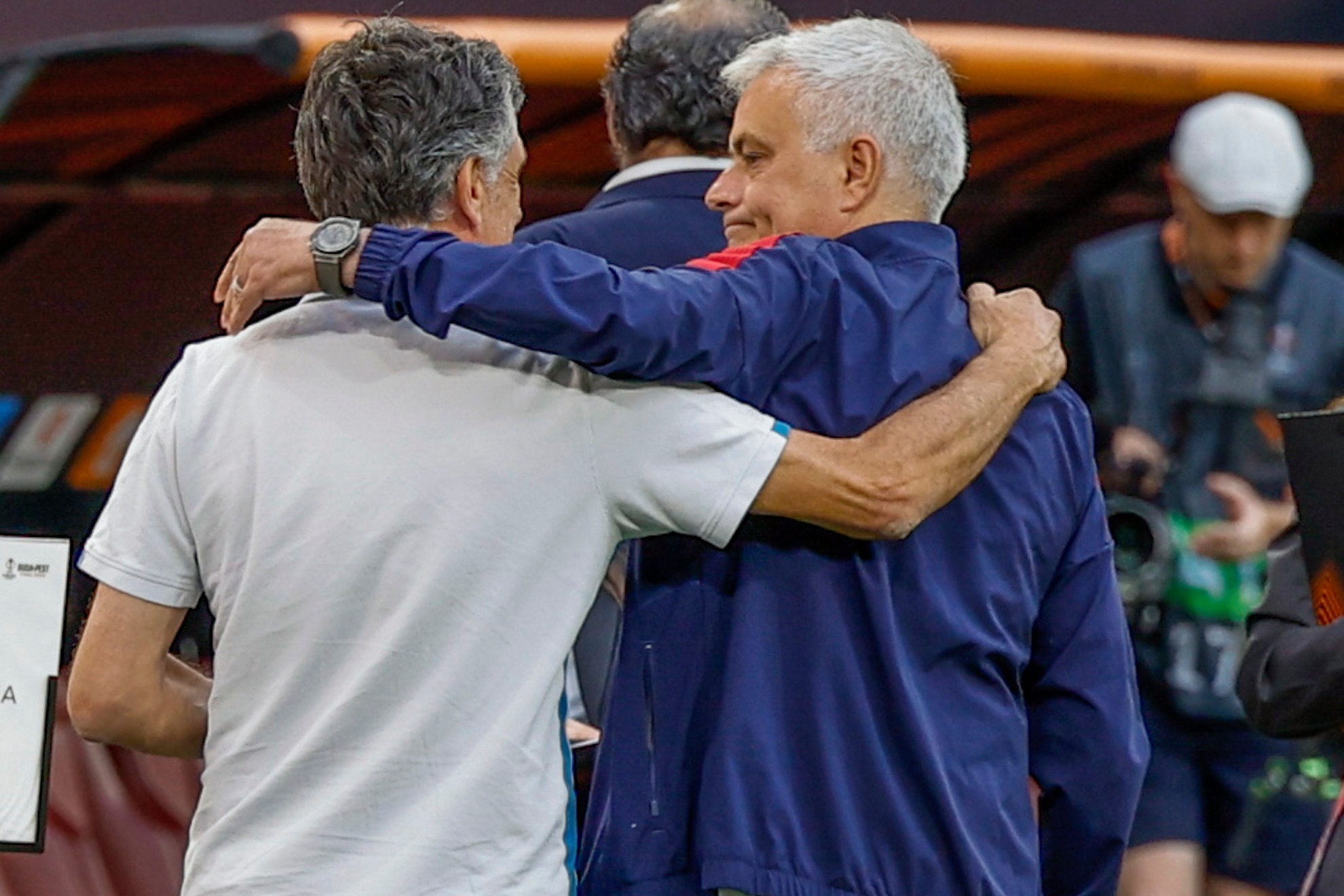 Mendilibar y Mourinho se saludan en el césped del Puskas Arena.