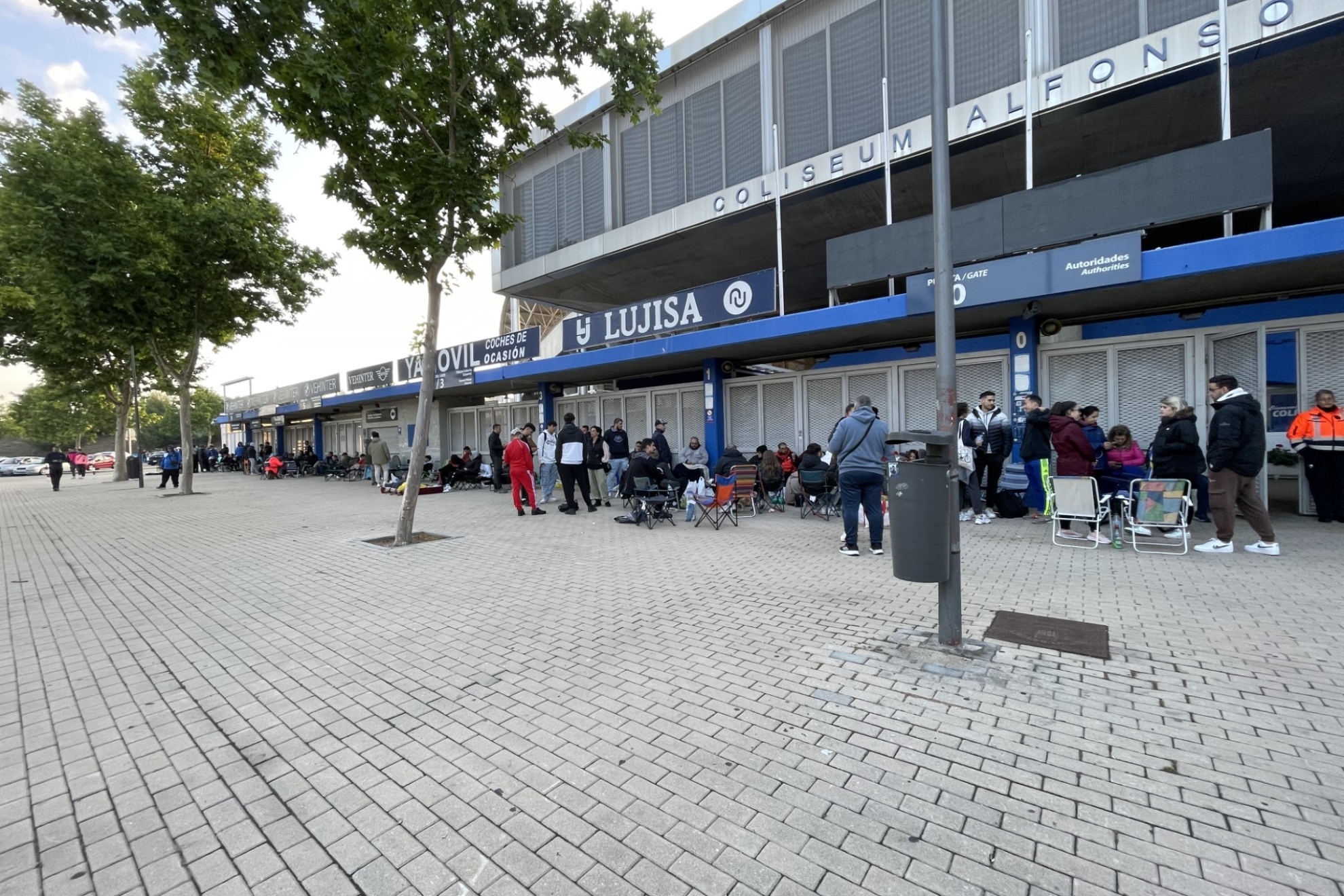 Aficionados del Getafe hacen cola en el Coliseum para comprar una entrada.