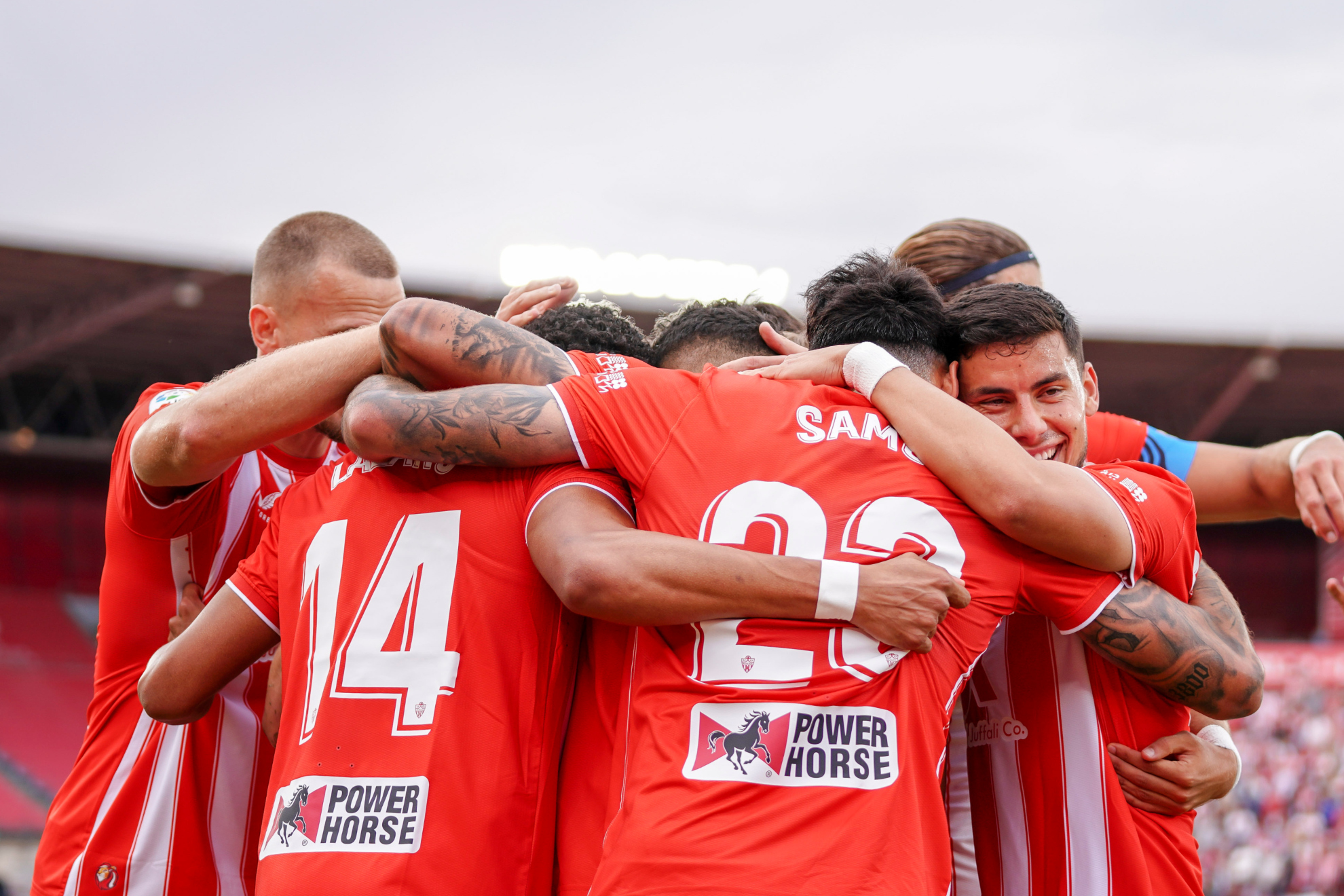 Los jugadores del Almería celebran un gol.