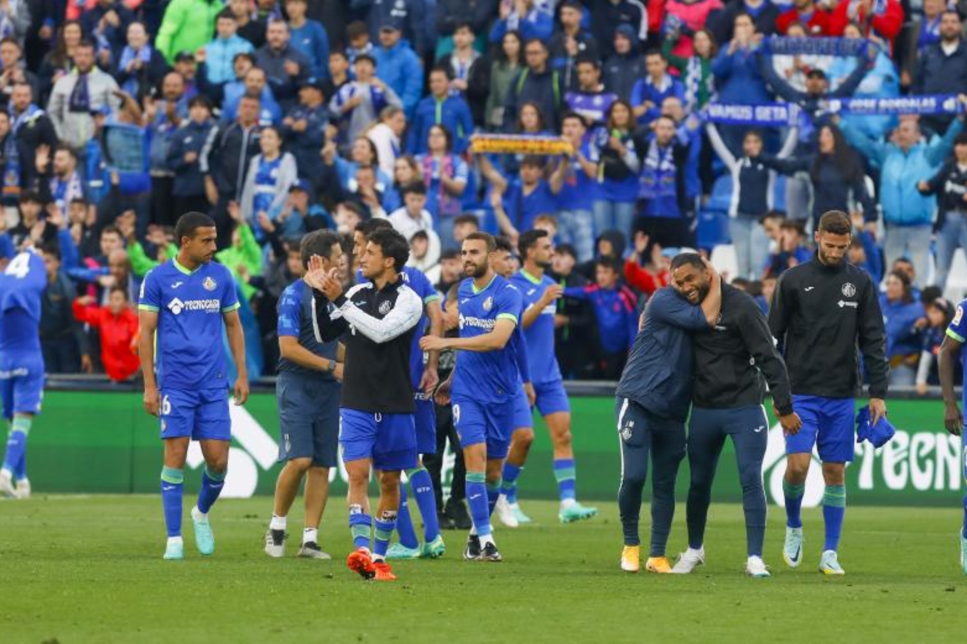 Los jugadores del Getafe celebran el triunfo ante Osasuna al final del partido.