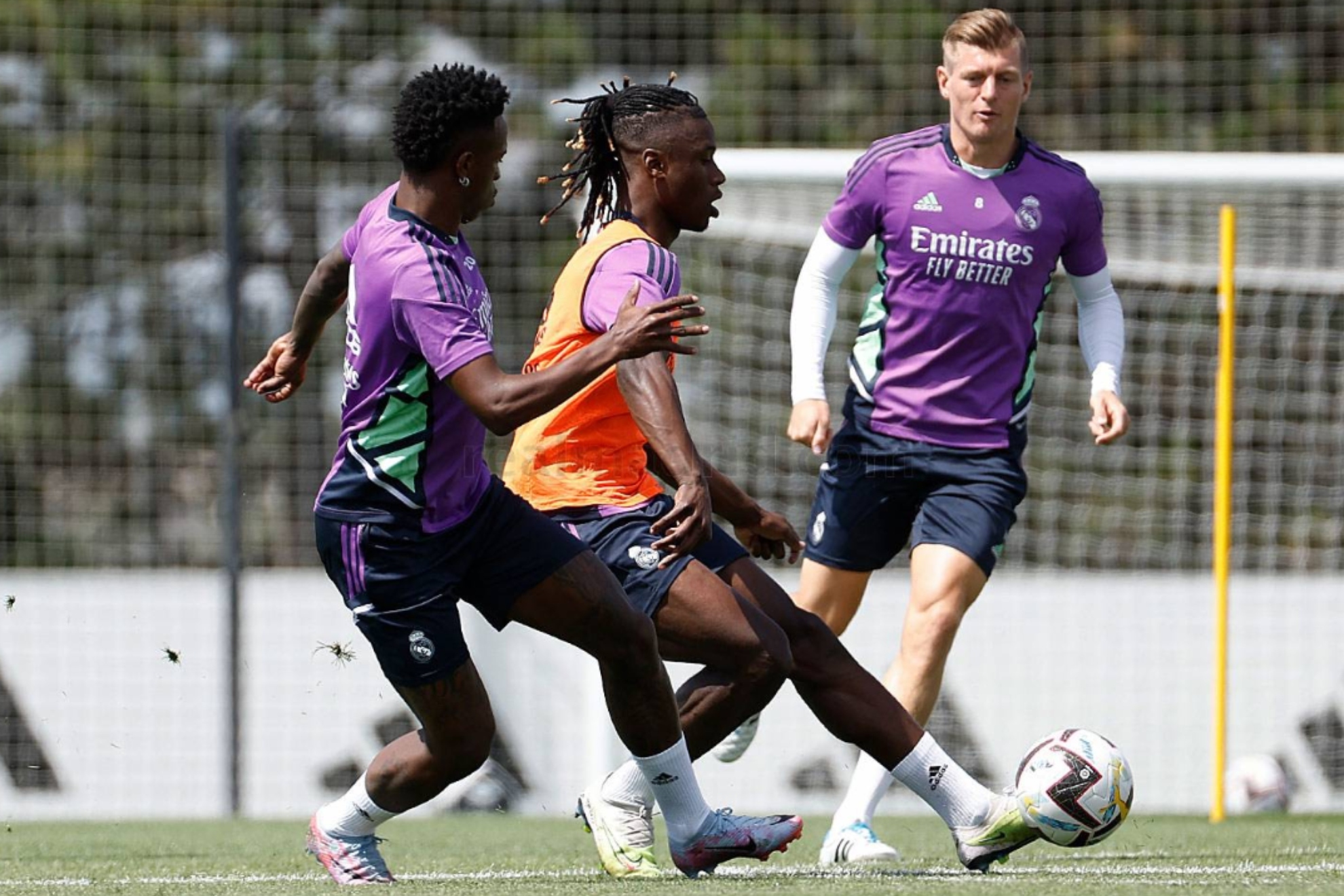 Vinicius, junto a Camavinga y Kroos en el entrenamiento de esta tarde del Real Madrid.