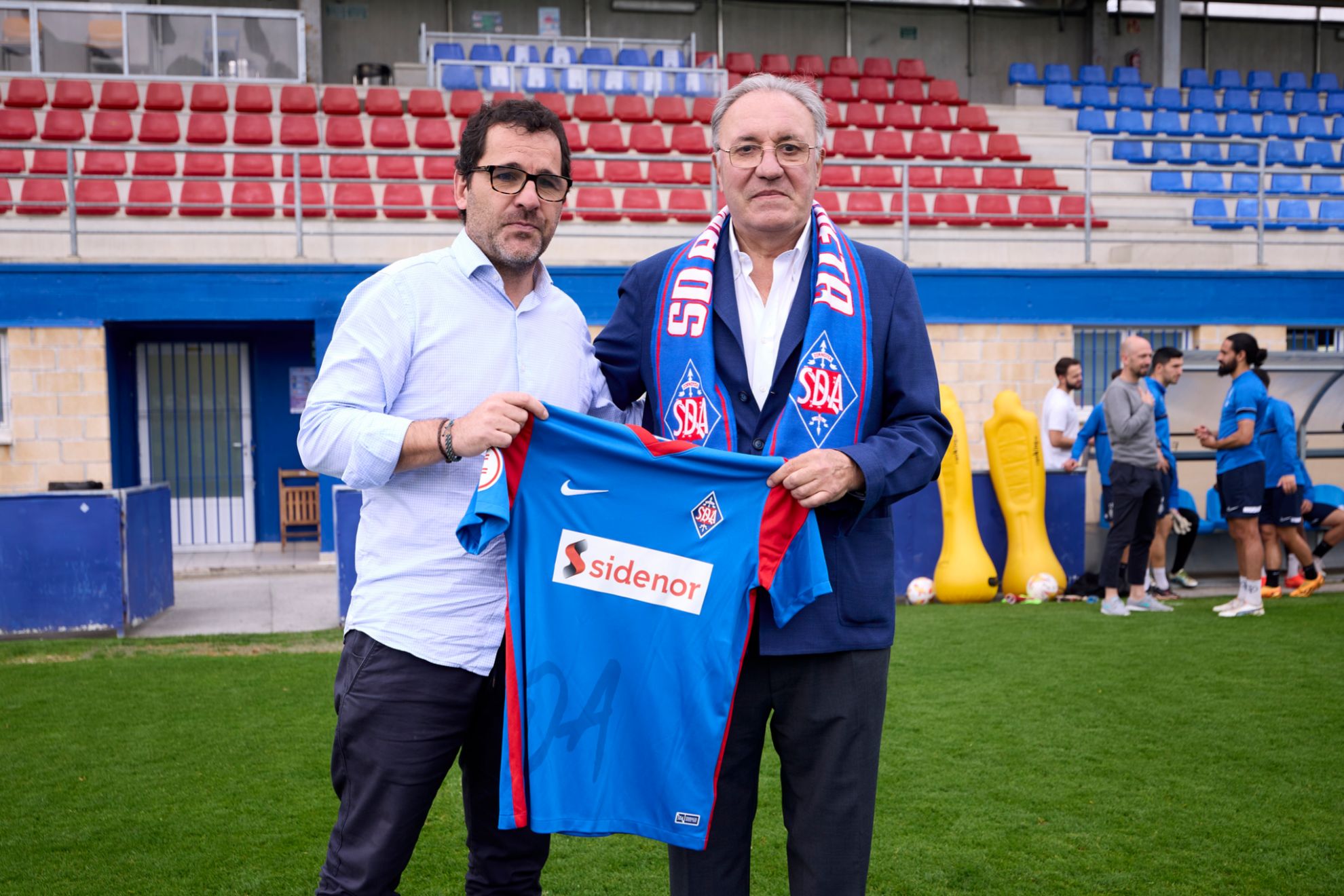 El presidente Jon Larrea, a la izquierda, junto a Jos Antonio Jainaga, presidente de Sidenor, uno de los patrocinadores del club.