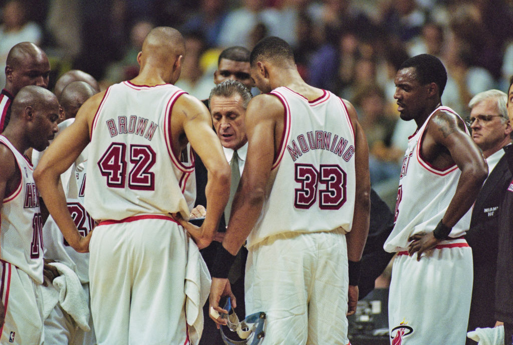 Pat Riley dibuja una jugada ante la atenta mirada de los jugadores de Miami en 1998