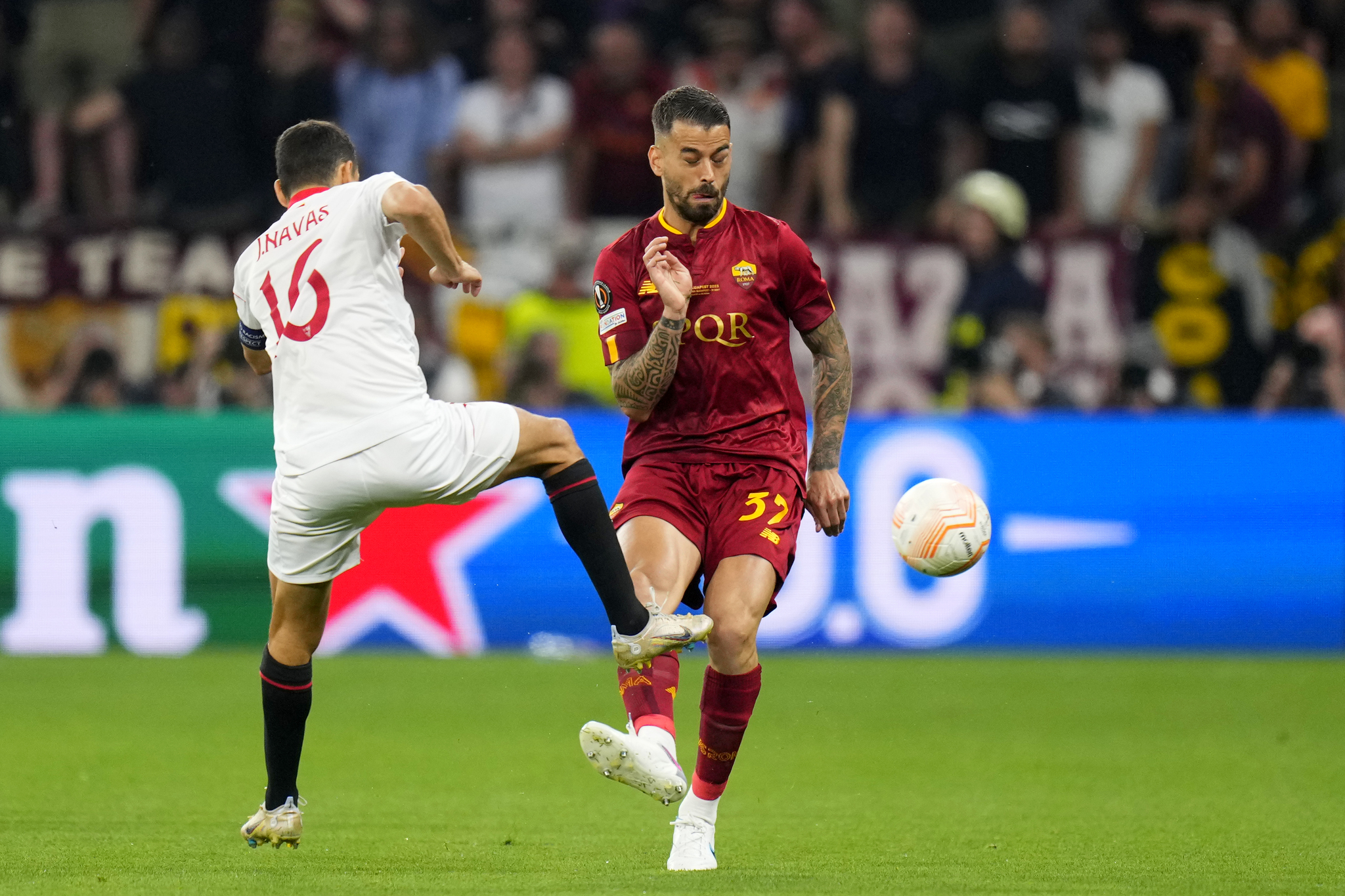 Sevilla's Jesus Navas, left, vies for the ball with Roma's Leonardo Spinazzola during the  lt;HIT gt;Europa lt;/HIT gt;  lt;HIT gt;League lt;/HIT gt; final soccer match between Sevilla and Roma, at the Puskas Arena in Budapest, Hungary, Wednesday, May 31, 2023. (AP Photo/Petr David Josek)