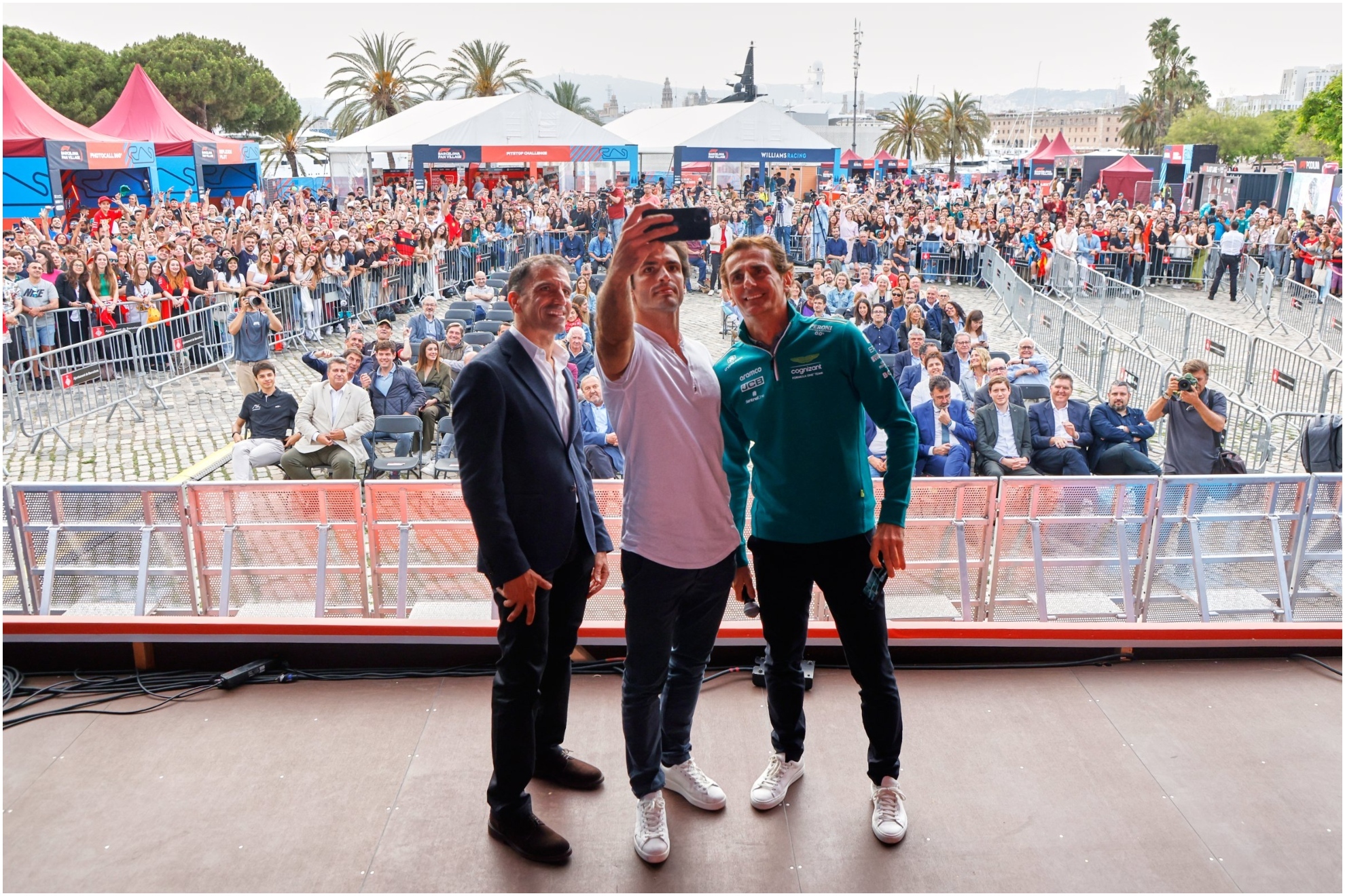Sainz se hace un selfie junto a Marc Gené y Pedro de la Rosa.