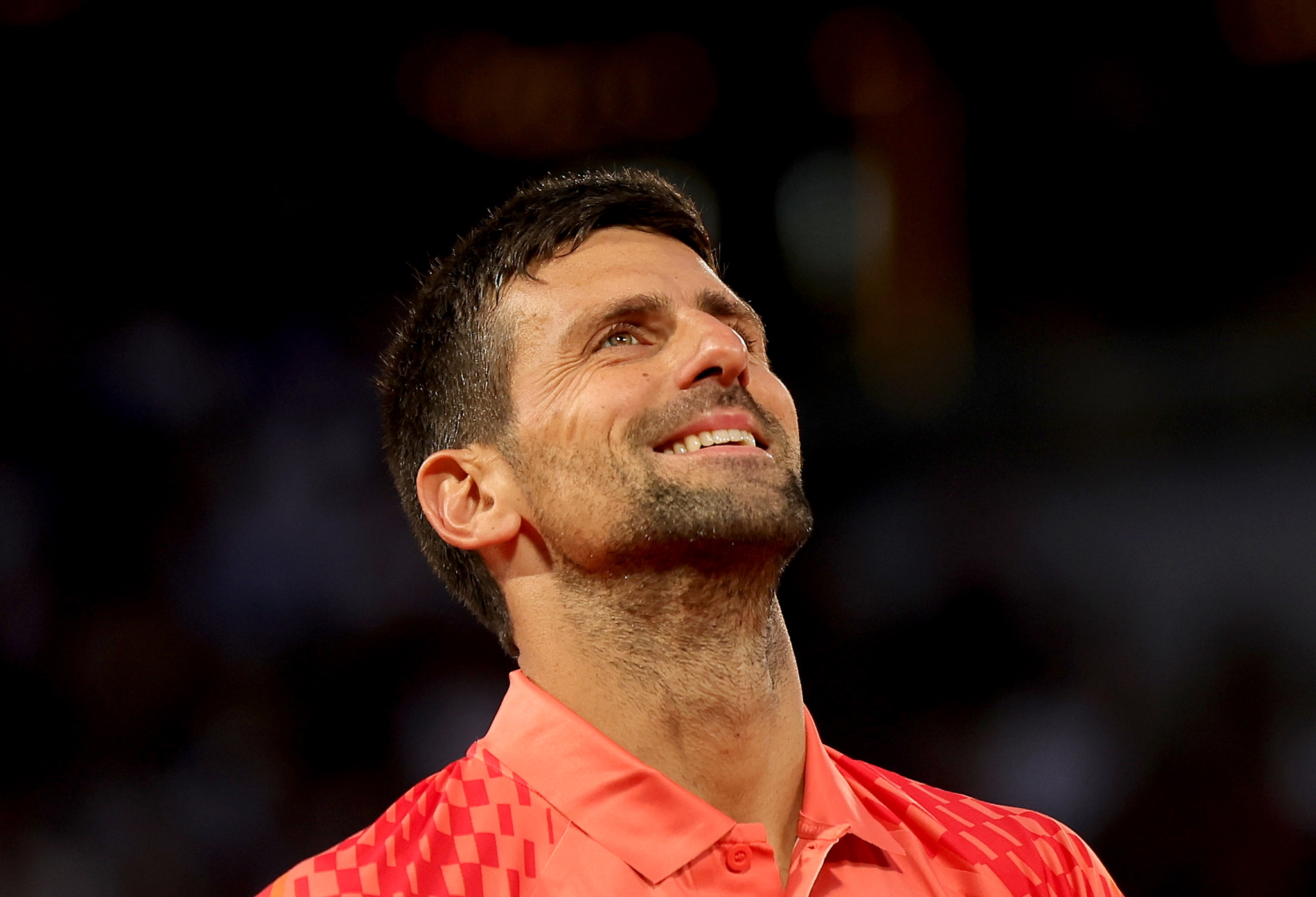 Djokovic sonríe tras ganar un punto ante Fucsovics.