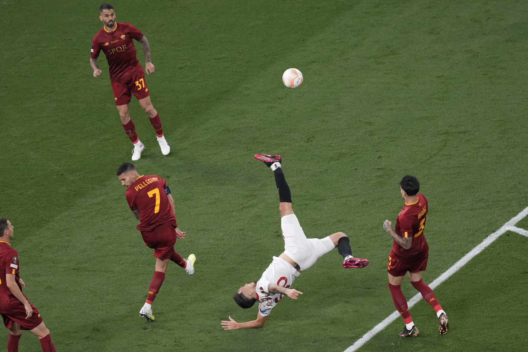 Sevilla's Lucas Ocampos goes for an acrobatic kick during the  lt;HIT gt;Europa lt;/HIT gt;  lt;HIT gt;League lt;/HIT gt; final soccer match between Sevilla and Roma, at the Puskas Arena in Budapest, Hungary, Wednesday, May 31, 2023. (AP Photo/Darko Vojinovic)