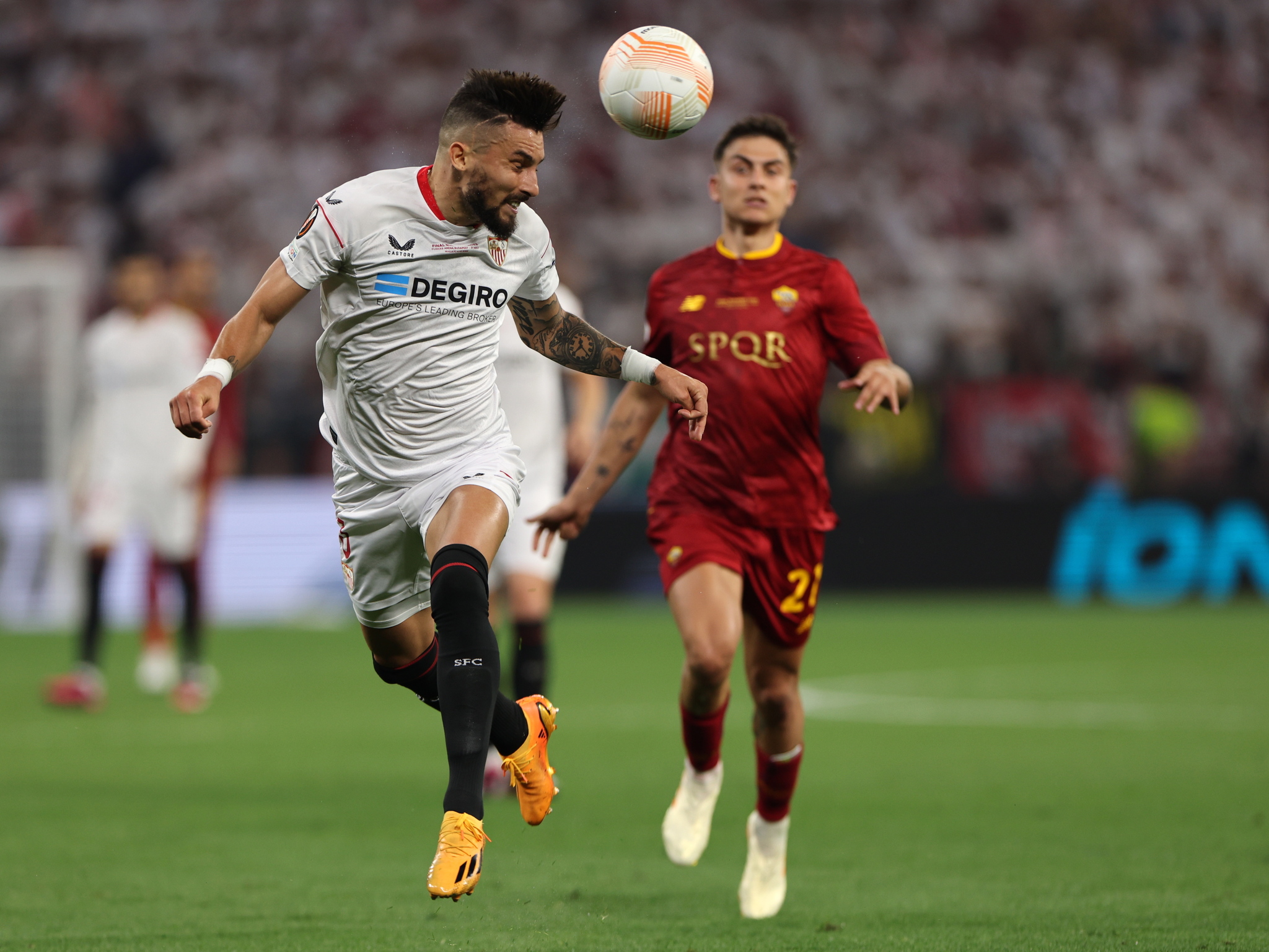 Budapest (Hungary), 31/05/2023.- Alex Telles (L) of Sevilla in action during the UEFA  lt;HIT gt;Europa lt;/HIT gt;  lt;HIT gt;League lt;/HIT gt; final between Seviila FC and AS Roma, in Budapest, Hungary, 31 May 2023. (Hungría) EFE/EPA/ANNA SZILAGYI