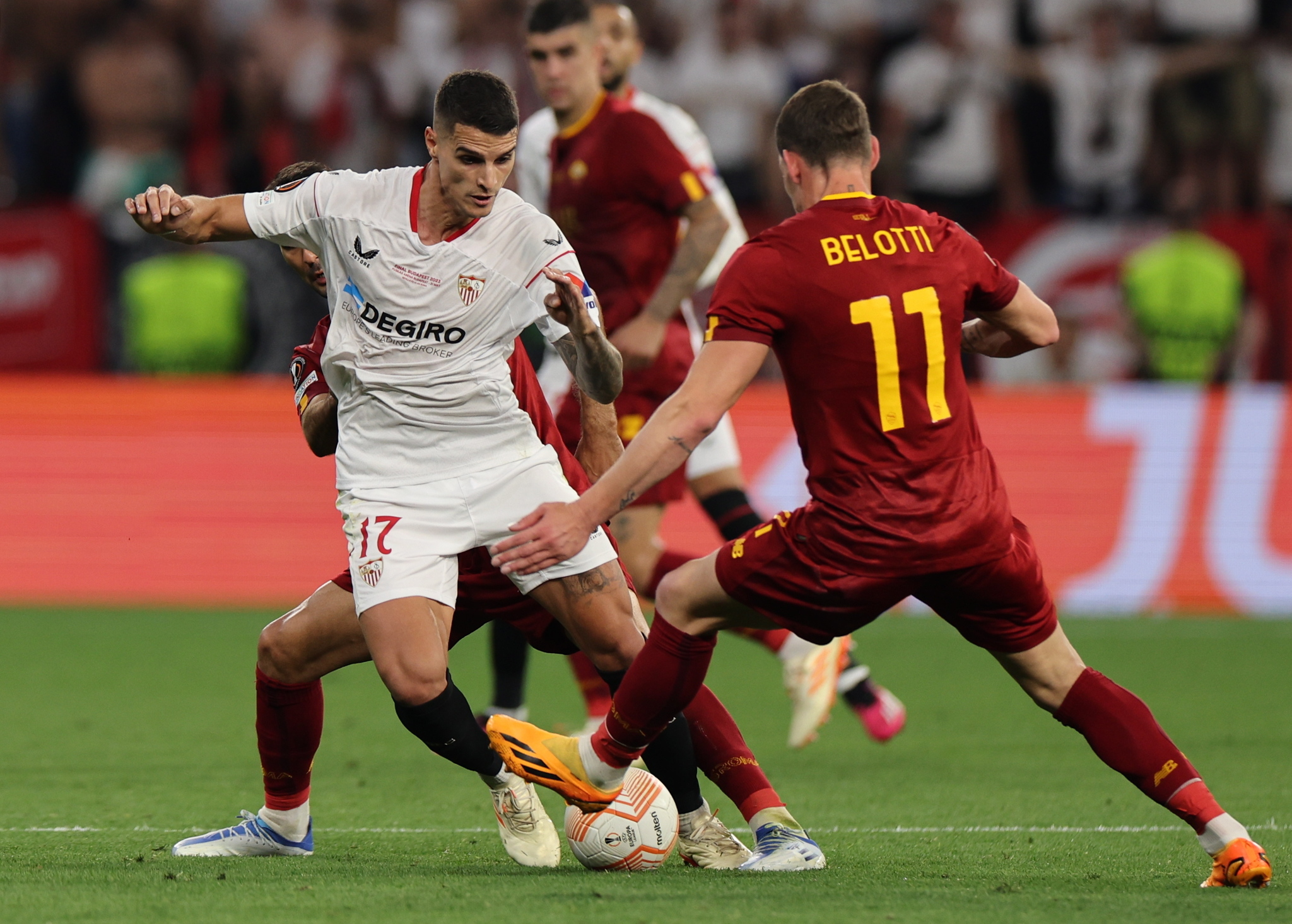 Budapest (Hungary), 31/05/2023.- Erik Lamela (L) of Sevilla and Andrea Belotti (R) of Roma in action during the UEFA  lt;HIT gt;Europa lt;/HIT gt; League final between Seviila FC and AS Roma, in Budapest, Hungary, 31 May 2023. (Hungría) EFE/EPA/ANNA SZILAGYI
