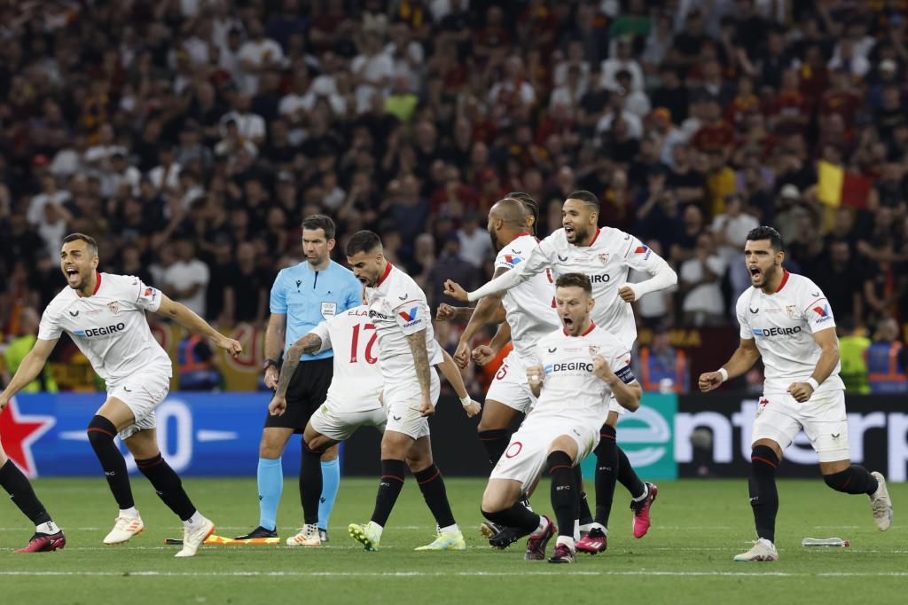 Los jugadores del Sevilla celebran la victoria en la final de la Europa League.