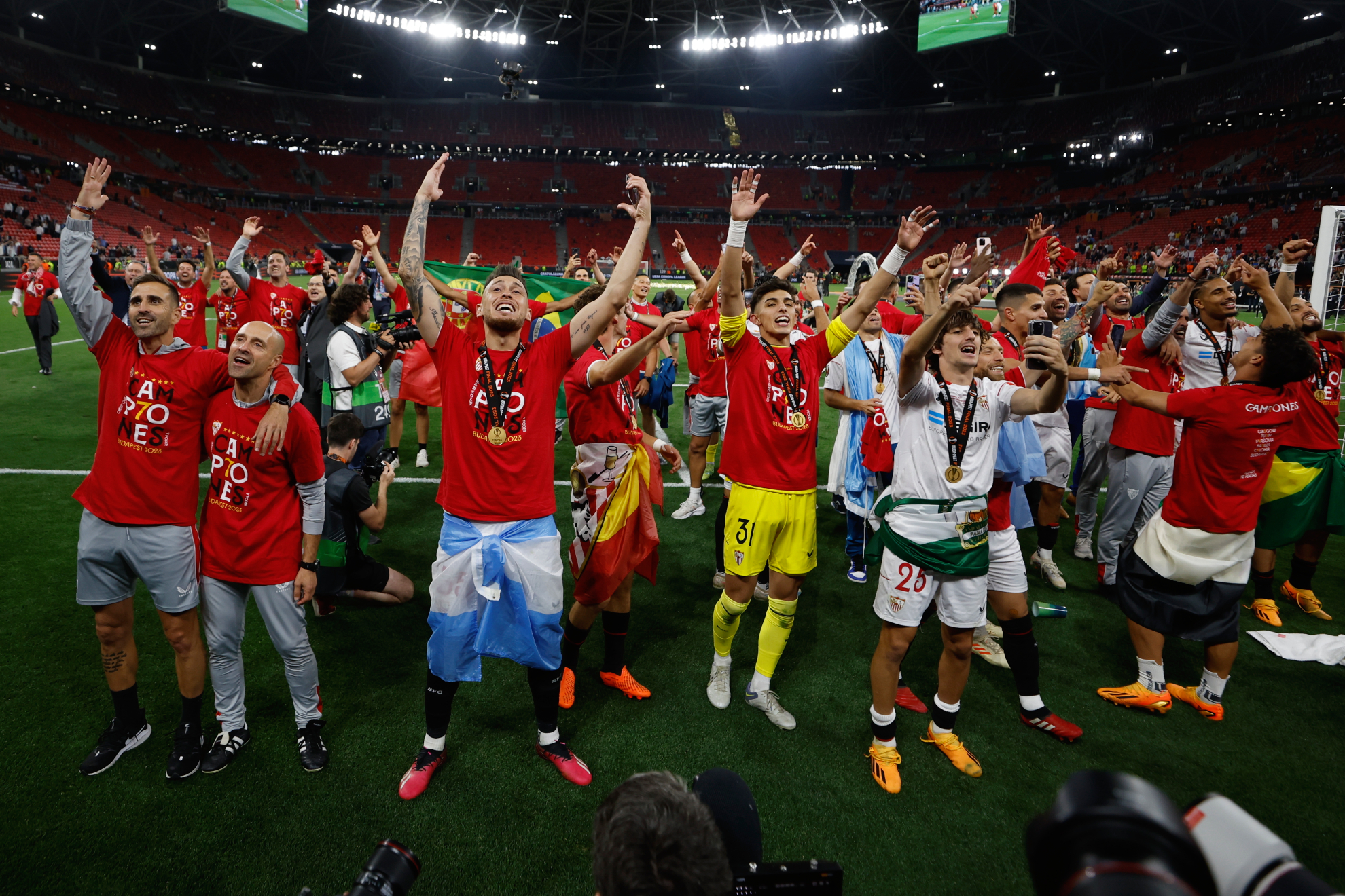 Los jugadores del Sevilla celebran el título