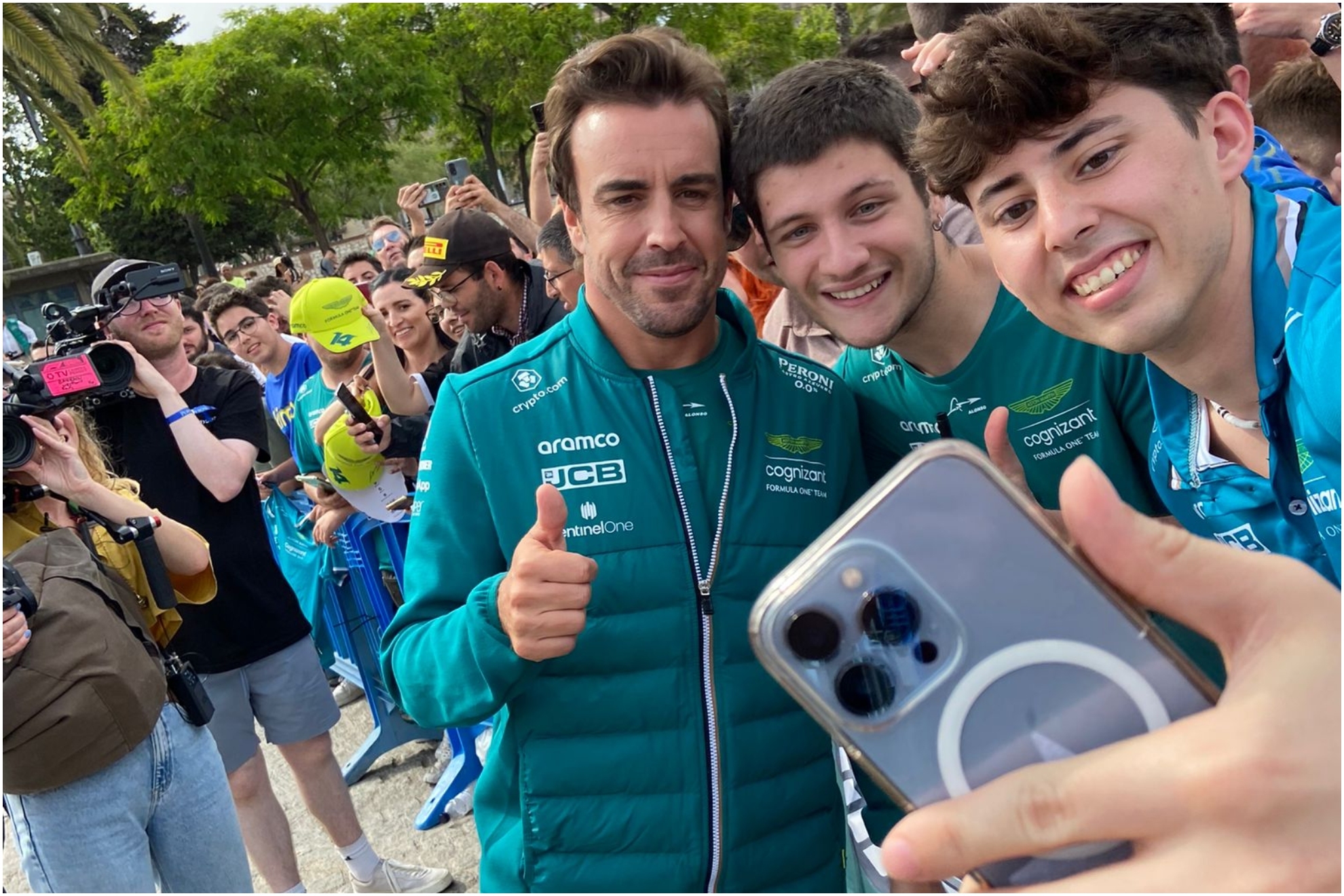 Alonso se hace una foto con unos aficionados.