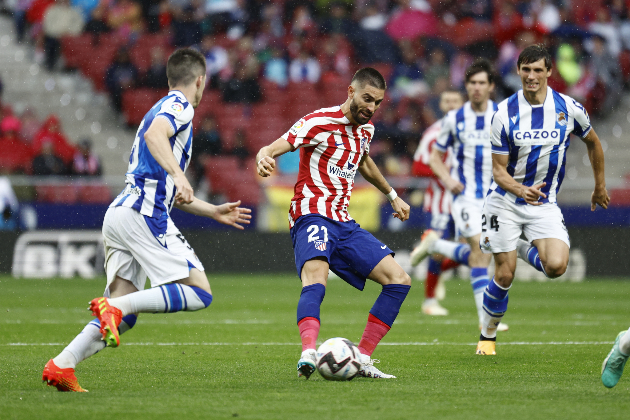 Igor Zubeldia defiende a Yannick Carrasco, contra el Atlético.