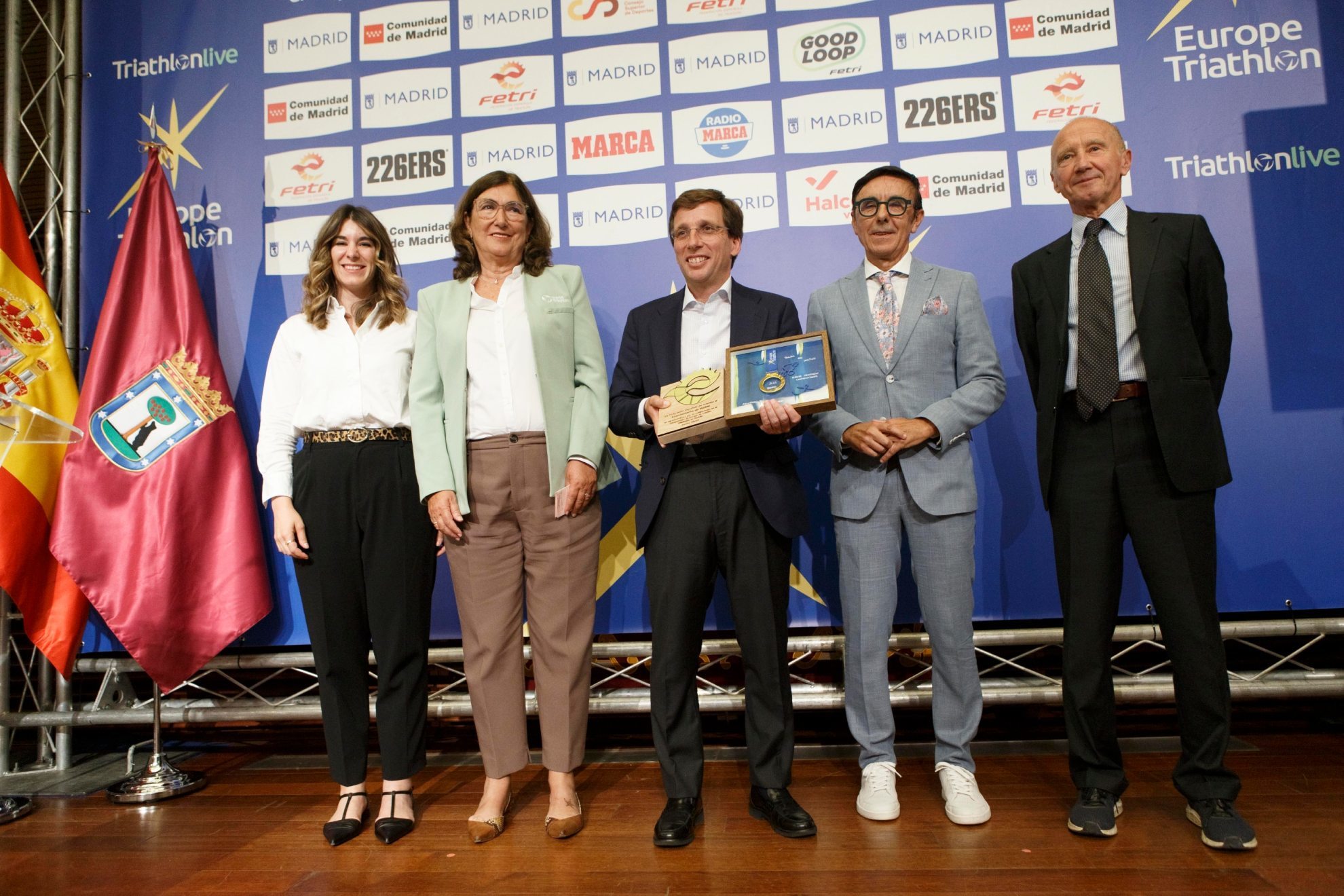 La foto de familia de la presentación del Europeo de triatlón