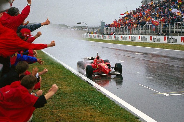 Schumacher, entrando en meta victorioso en el Gran Premio de España de 1996.