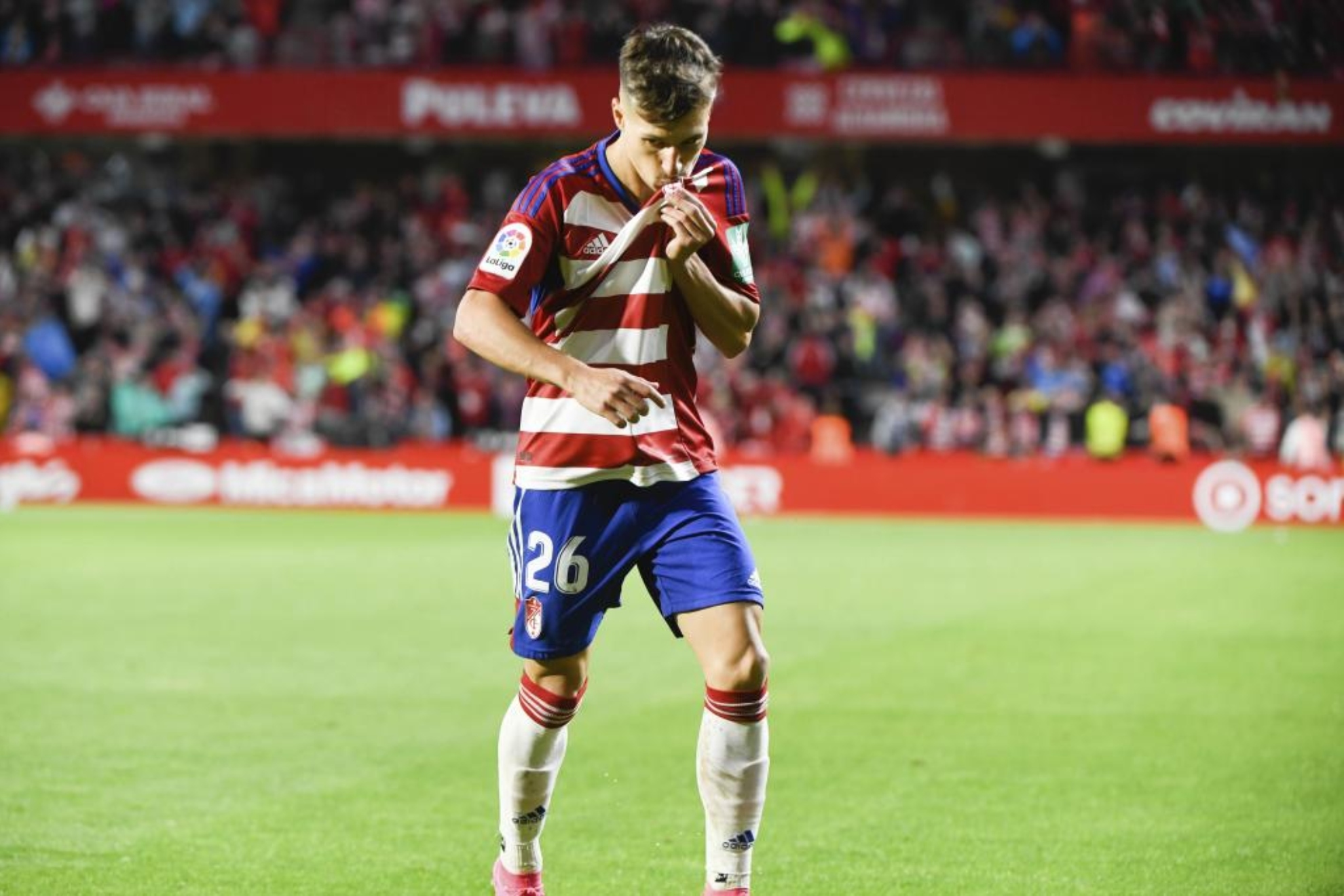 Bryan Zaragoza besa el escudo del Granada tras marcar un gol.