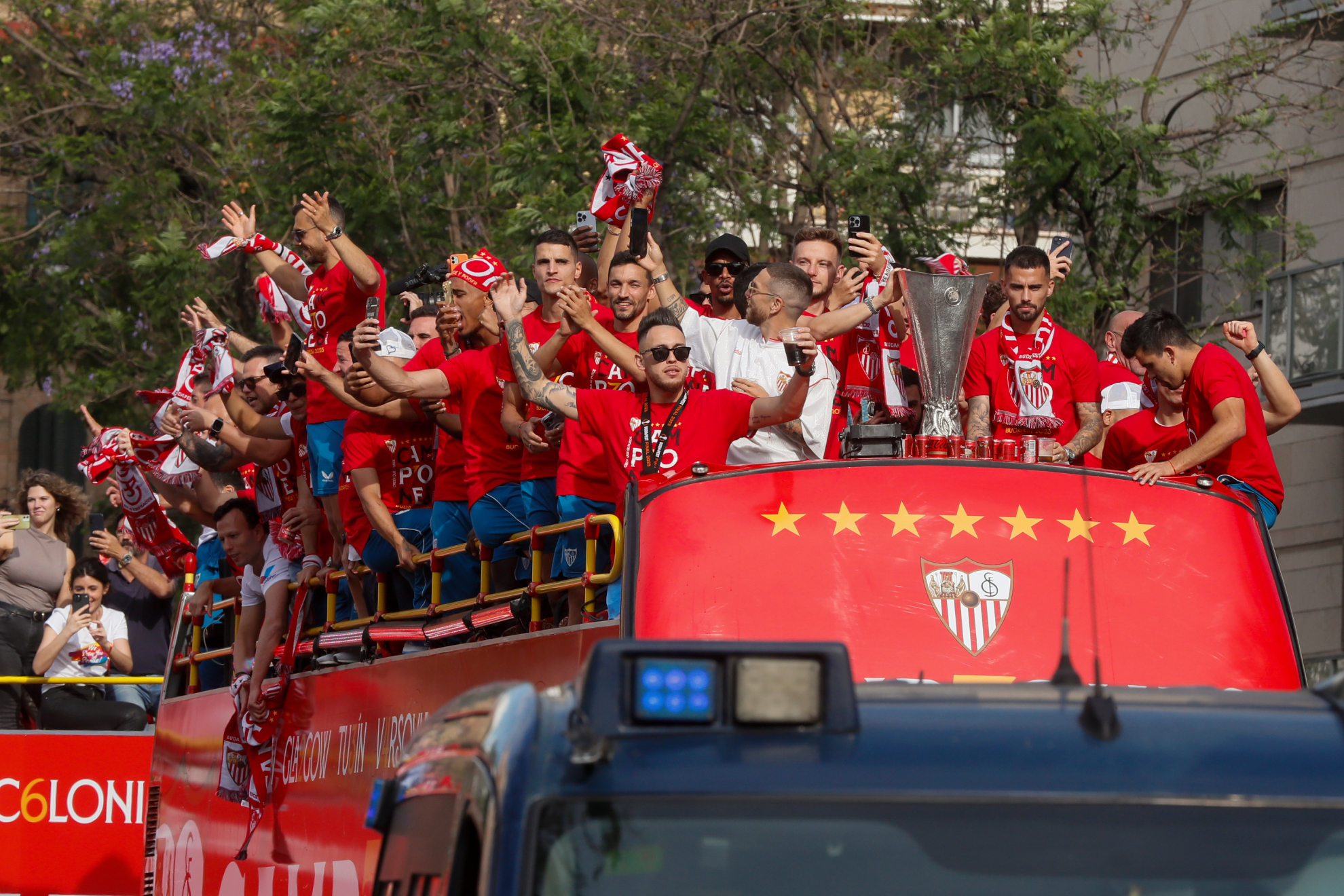 Los jugadores del Sevilla recorren las calles con la UEFA Europa League.