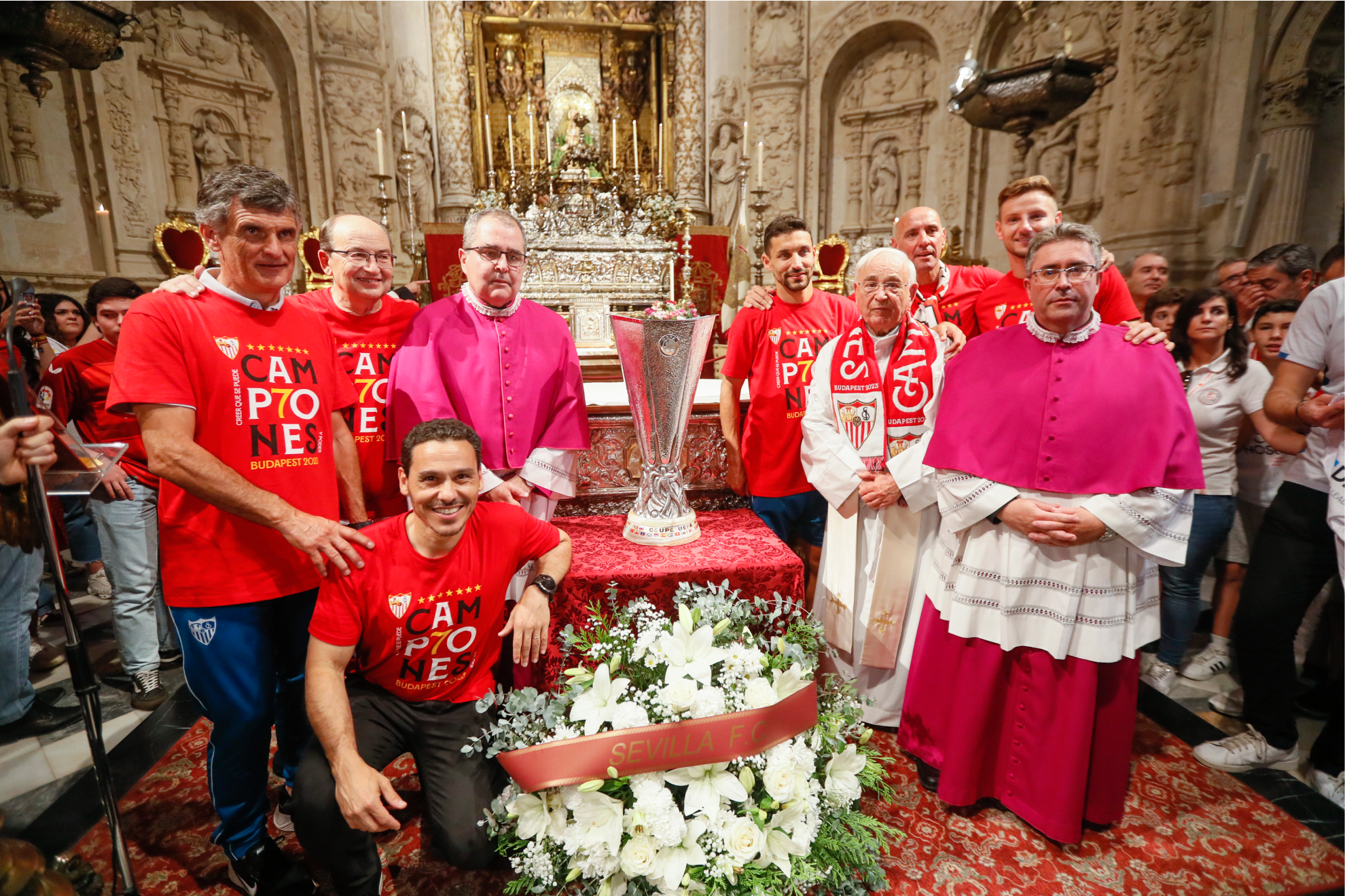 El Sevilla ofrece la copa a la Virgen de los Reyes.