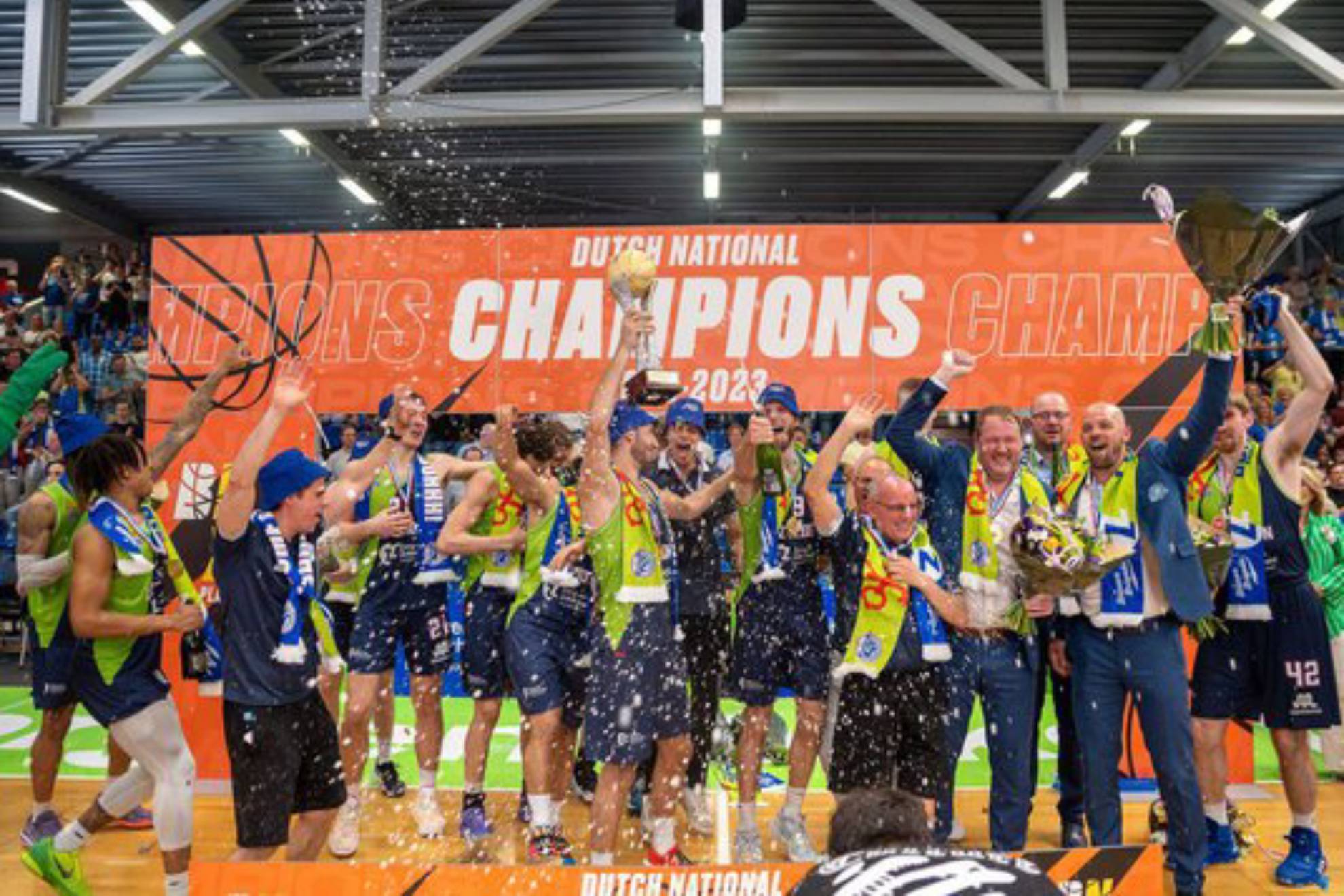 Los jugadores del ZZ Leiden celebran la consecución del título de la Liga Holandesa.